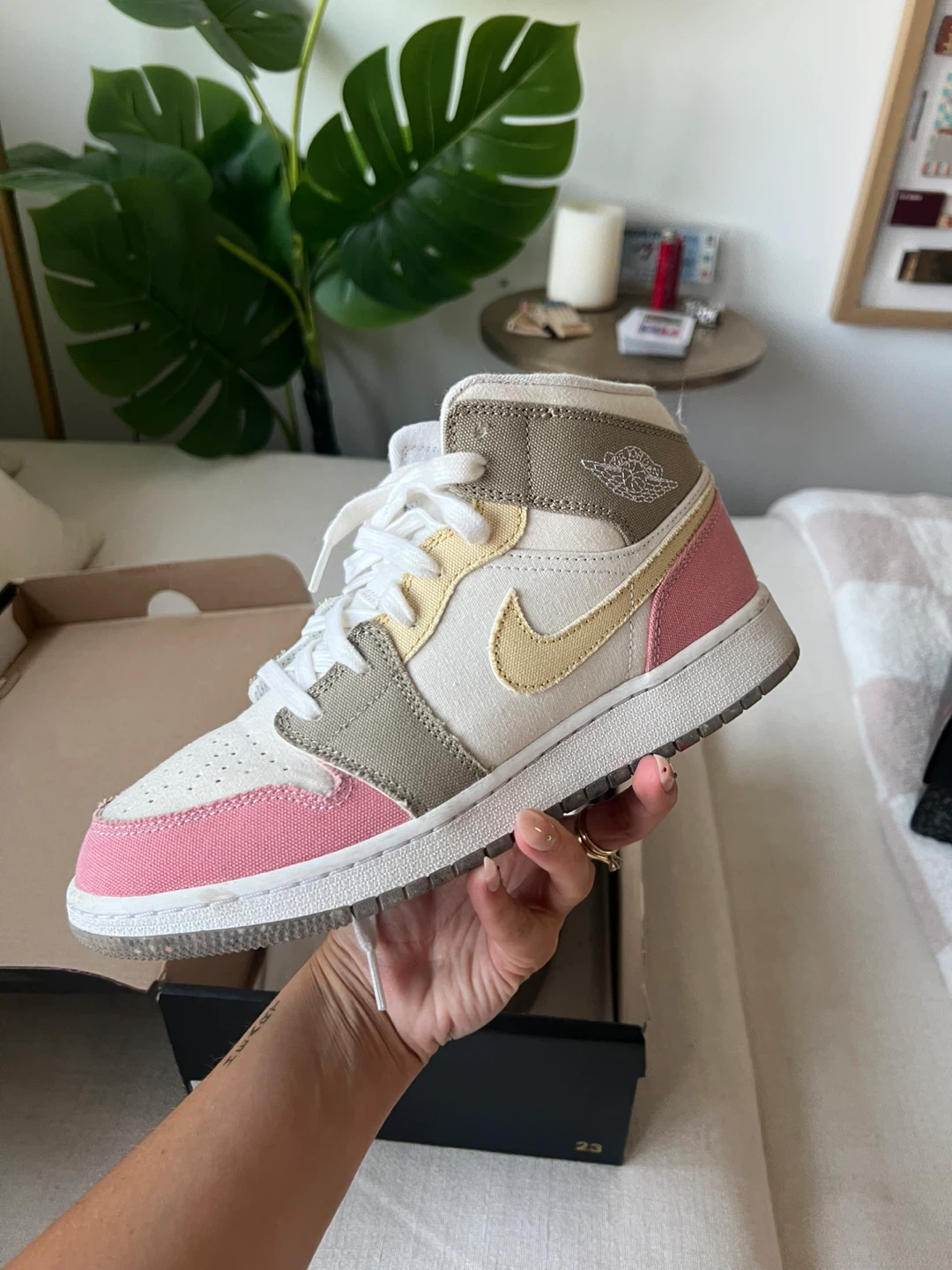 Air Jordan 1 Mid SE Sneakers 6.5Y/8W - photo 2