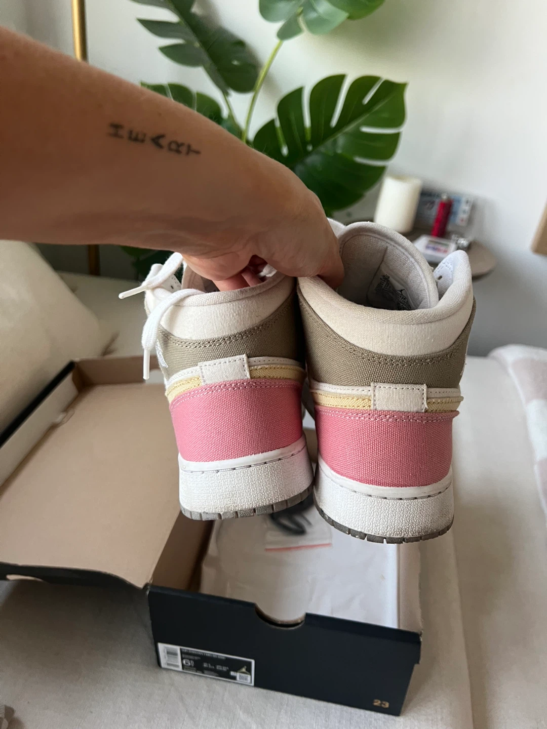 Air Jordan 1 Mid SE Sneakers 6.5Y/8W - photo 5