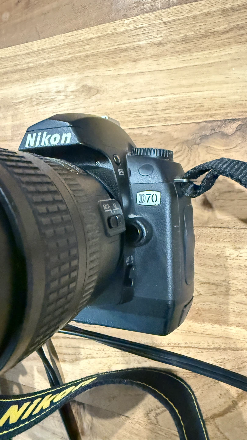 Nikon D70 DSLR Camera with Lens and Charger - photo 2