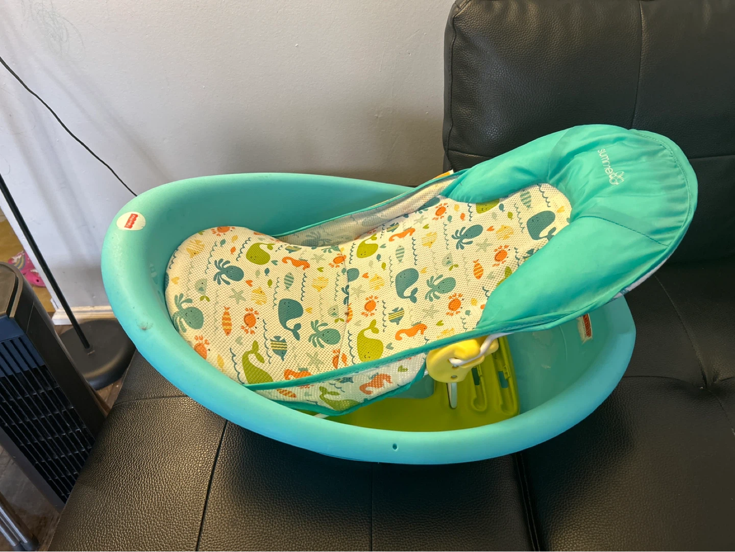 Fisher-Price Baby Bath Tub with Newborn Sling