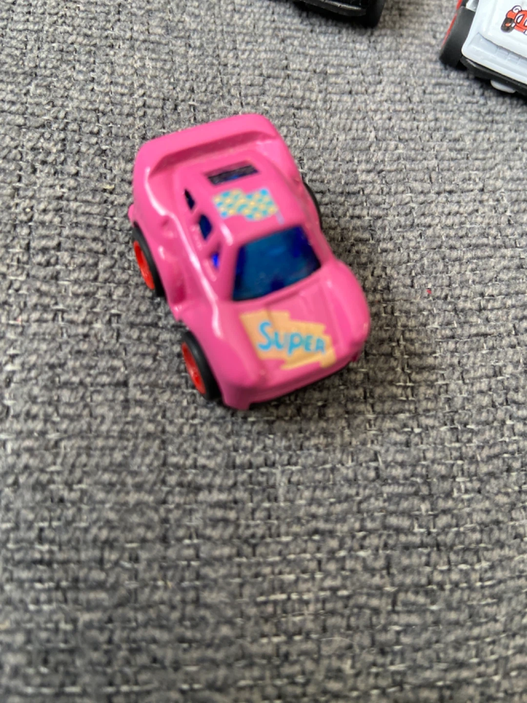 4 welly pull back cars - photo 2