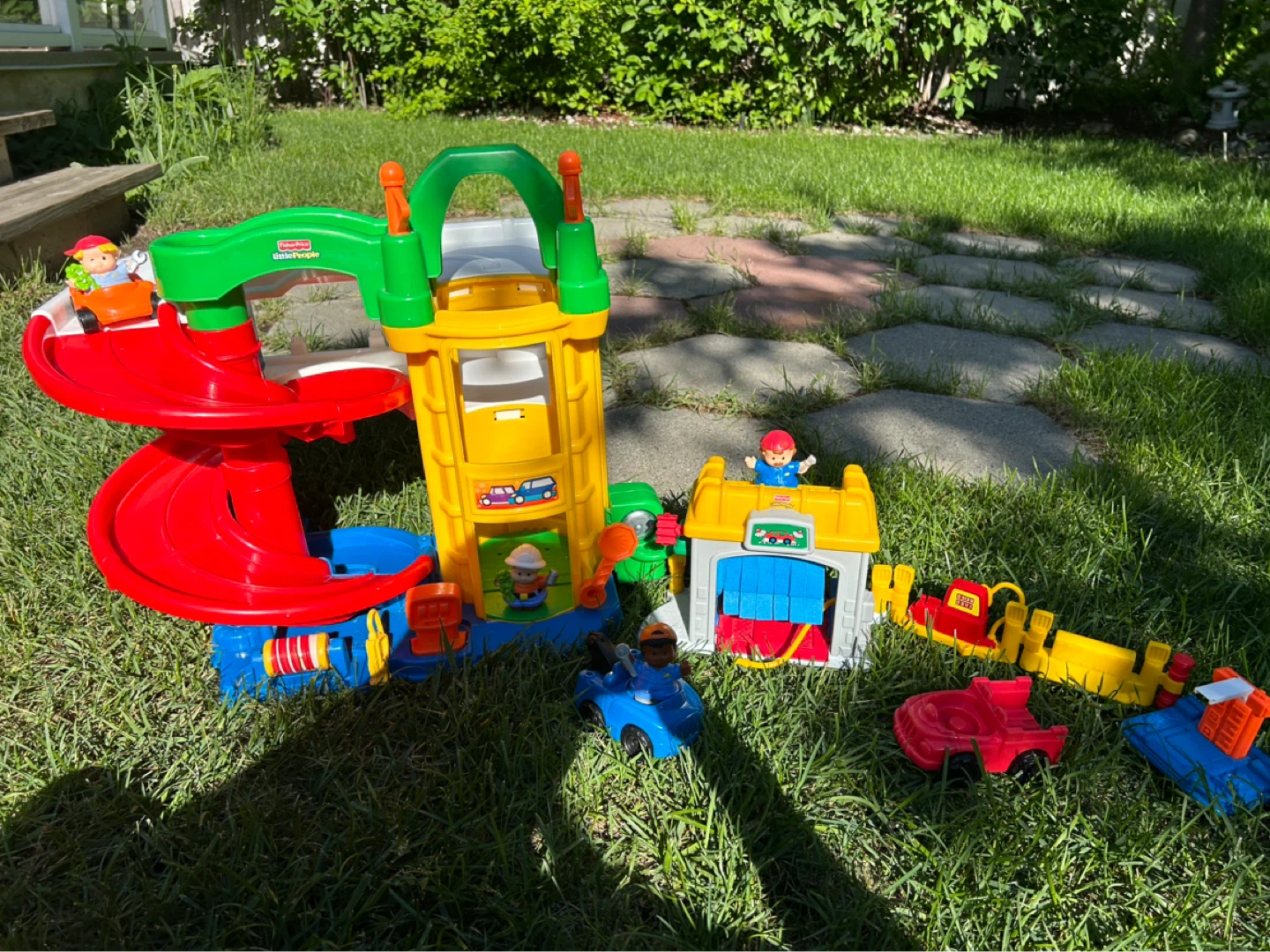 Fisher price little people racin ramps with car wash set
