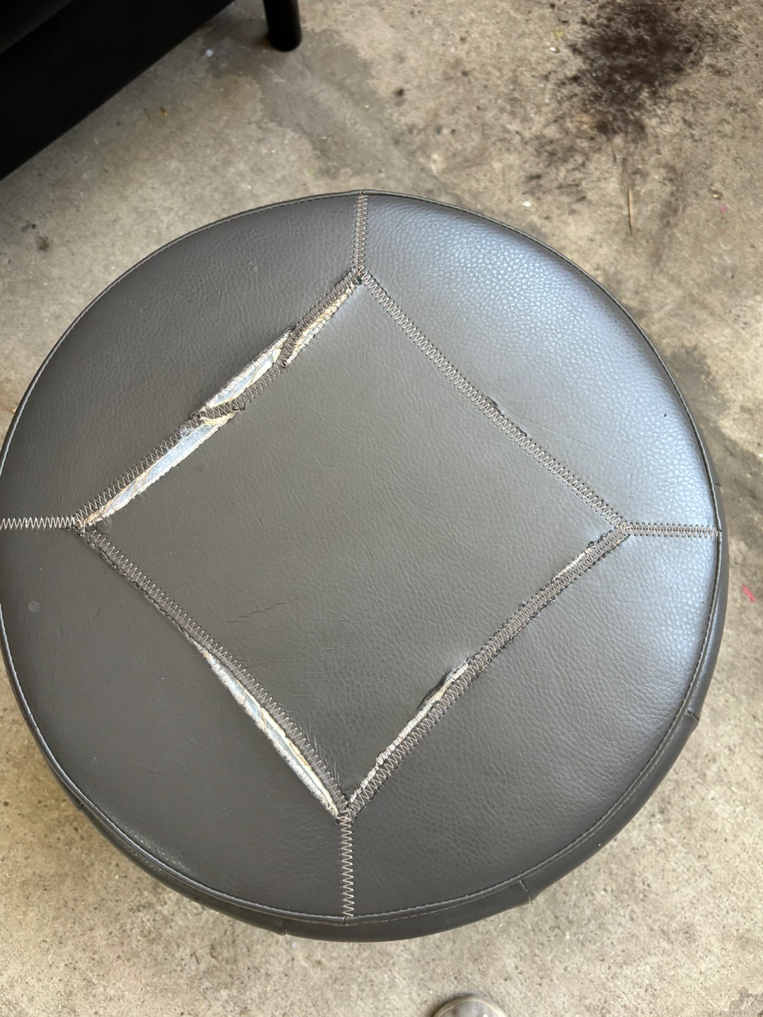 Tufted Round Storage Ottoman - Gray Faux Leather - photo 3
