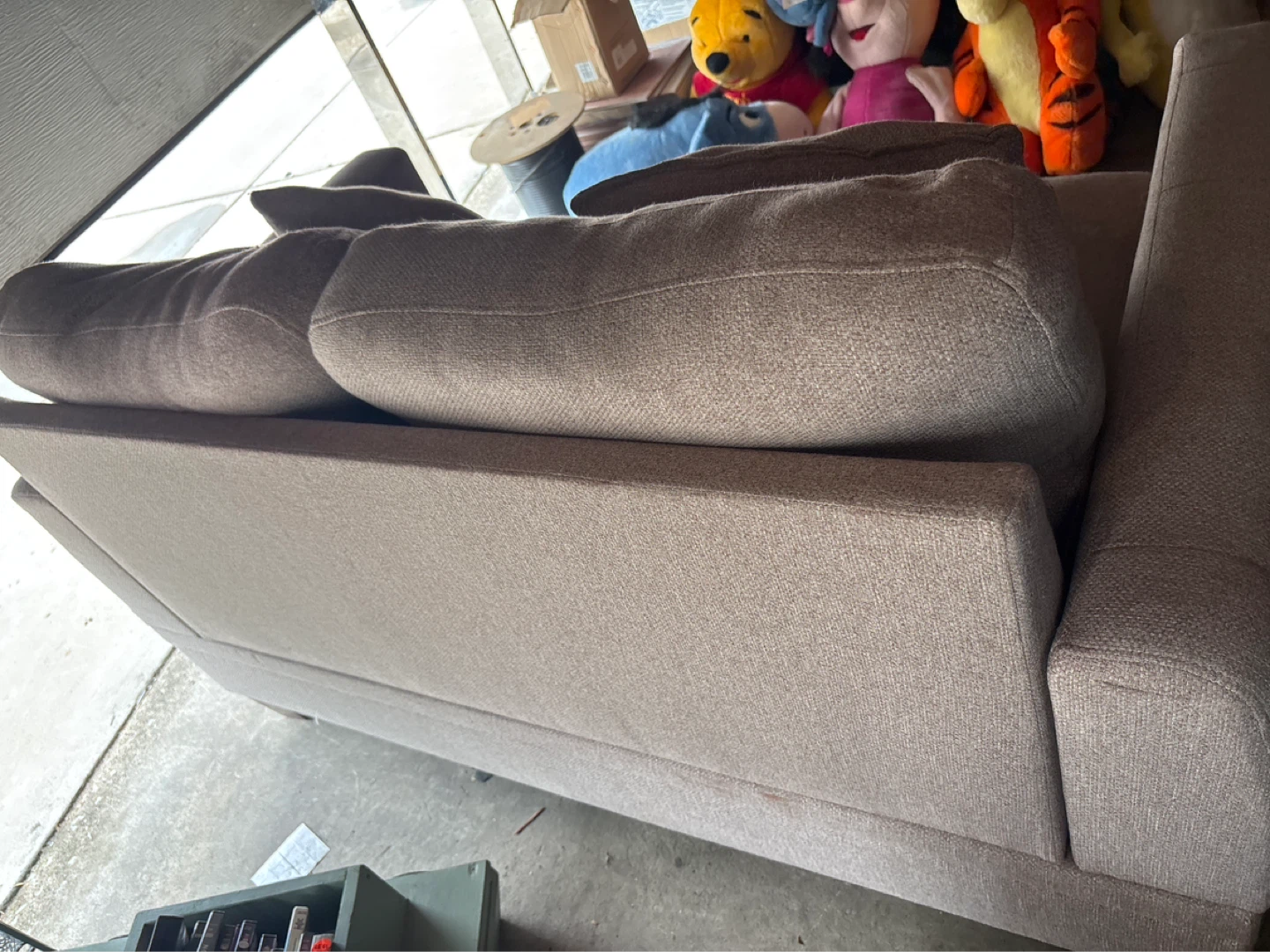 Small Loveseat. Easy garage pick up . Needs cleaning - photo 3