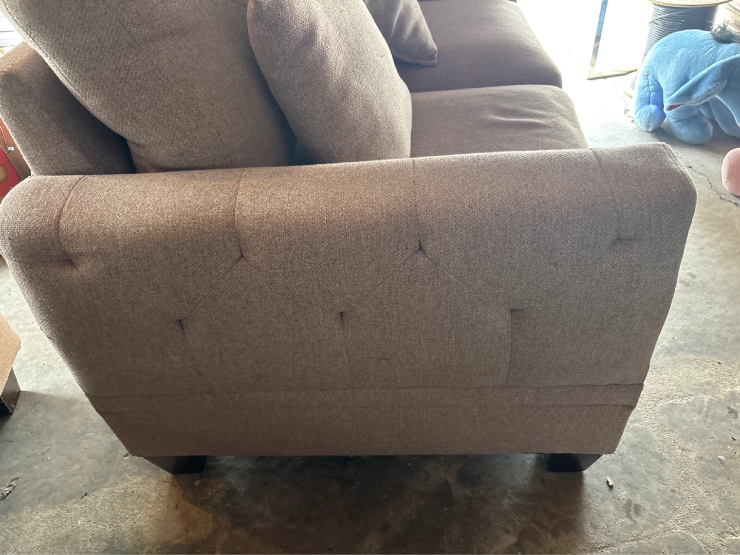Small Loveseat. Easy garage pick up . Needs cleaning - photo 2