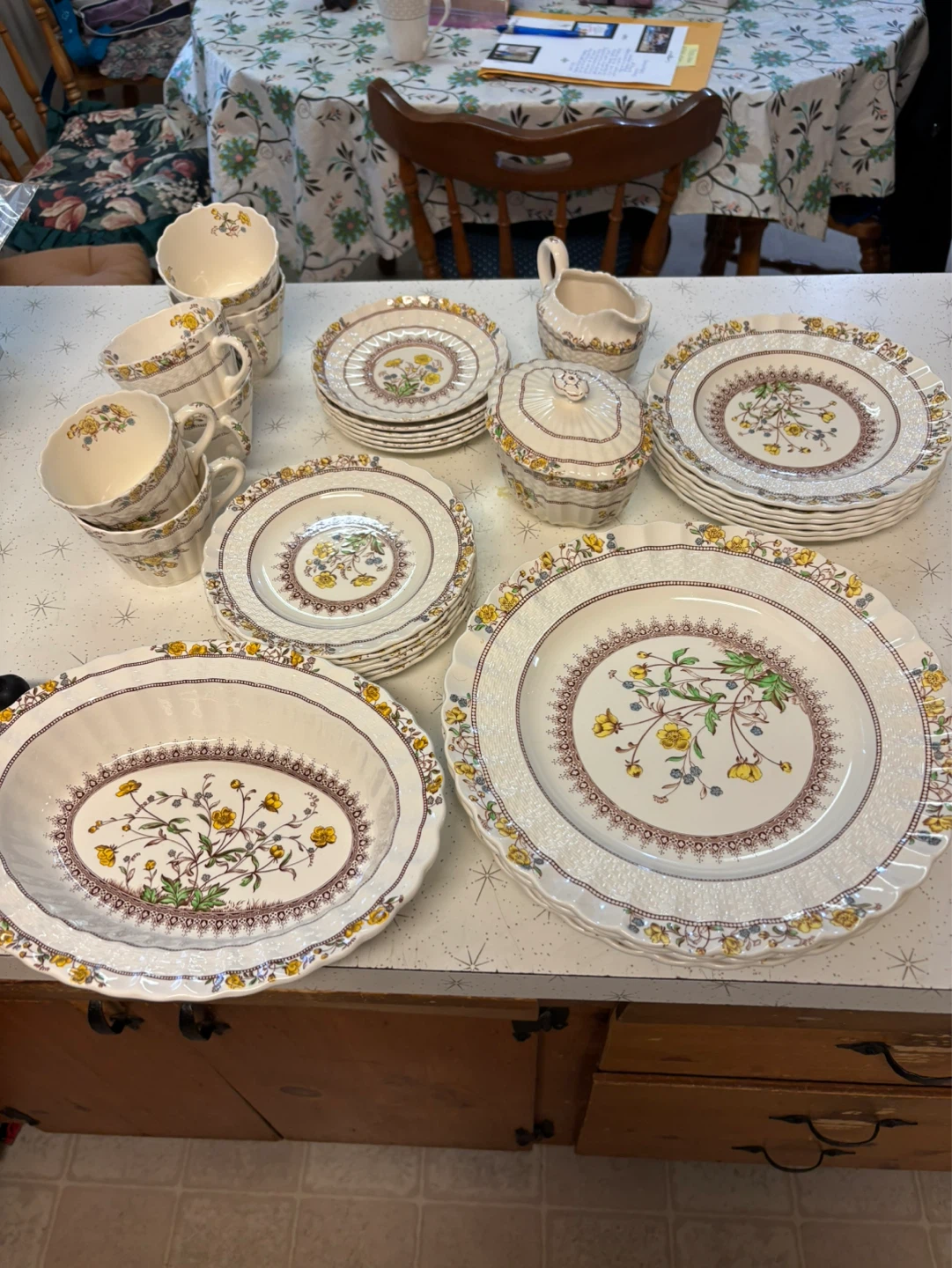 Spode Buttercup Dinnerware Set