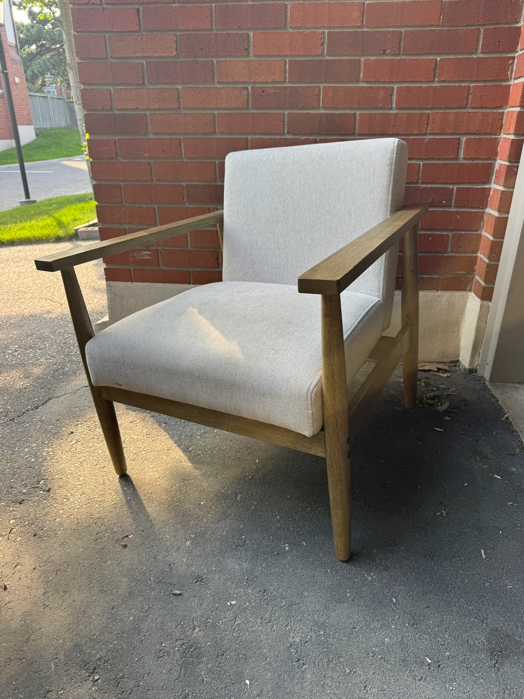 Modern Accent Chair – Like New – Designer Look / Good price - photo 3