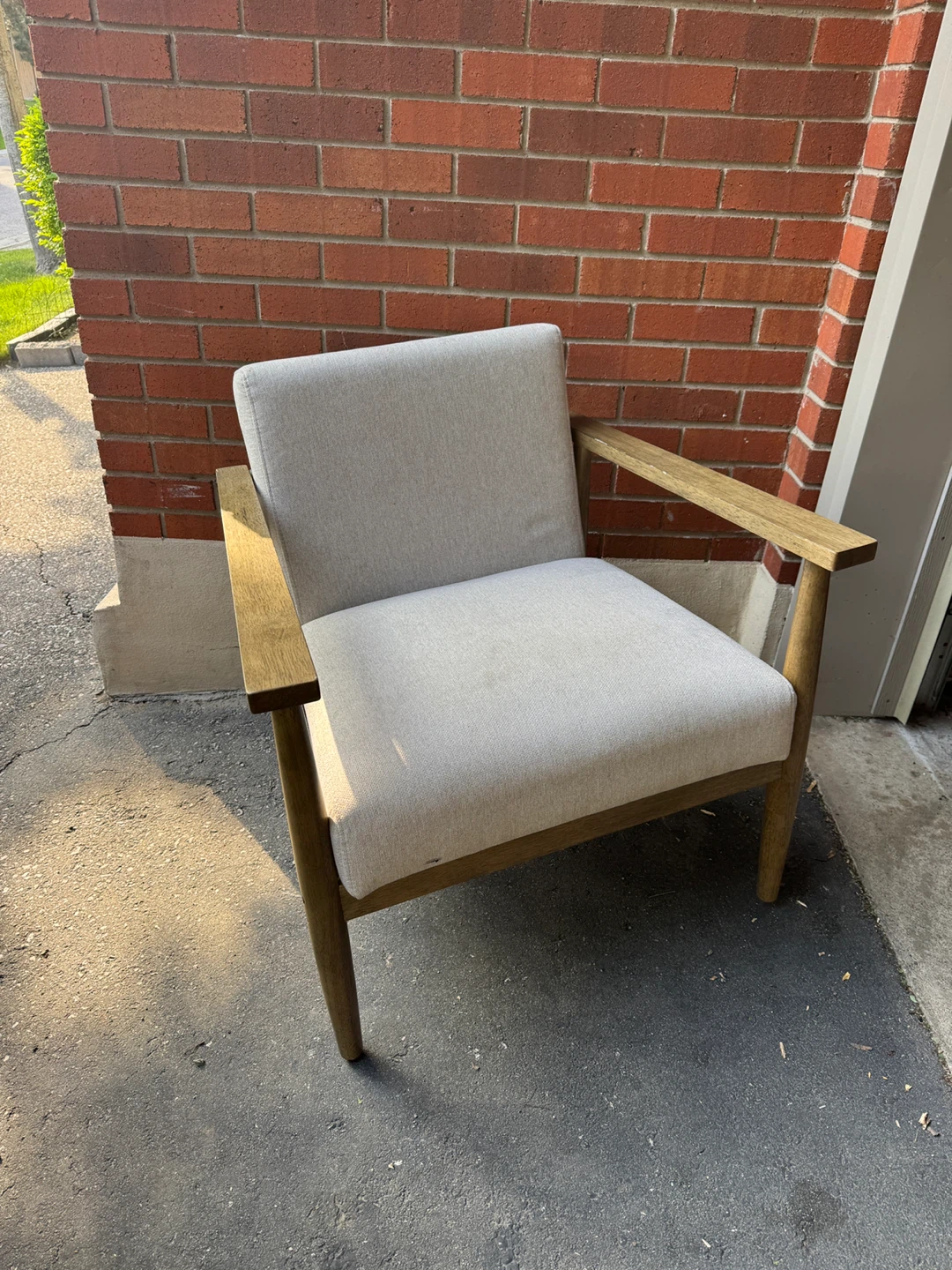 Modern Accent Chair – Like New – Designer Look / Good price - photo 2
