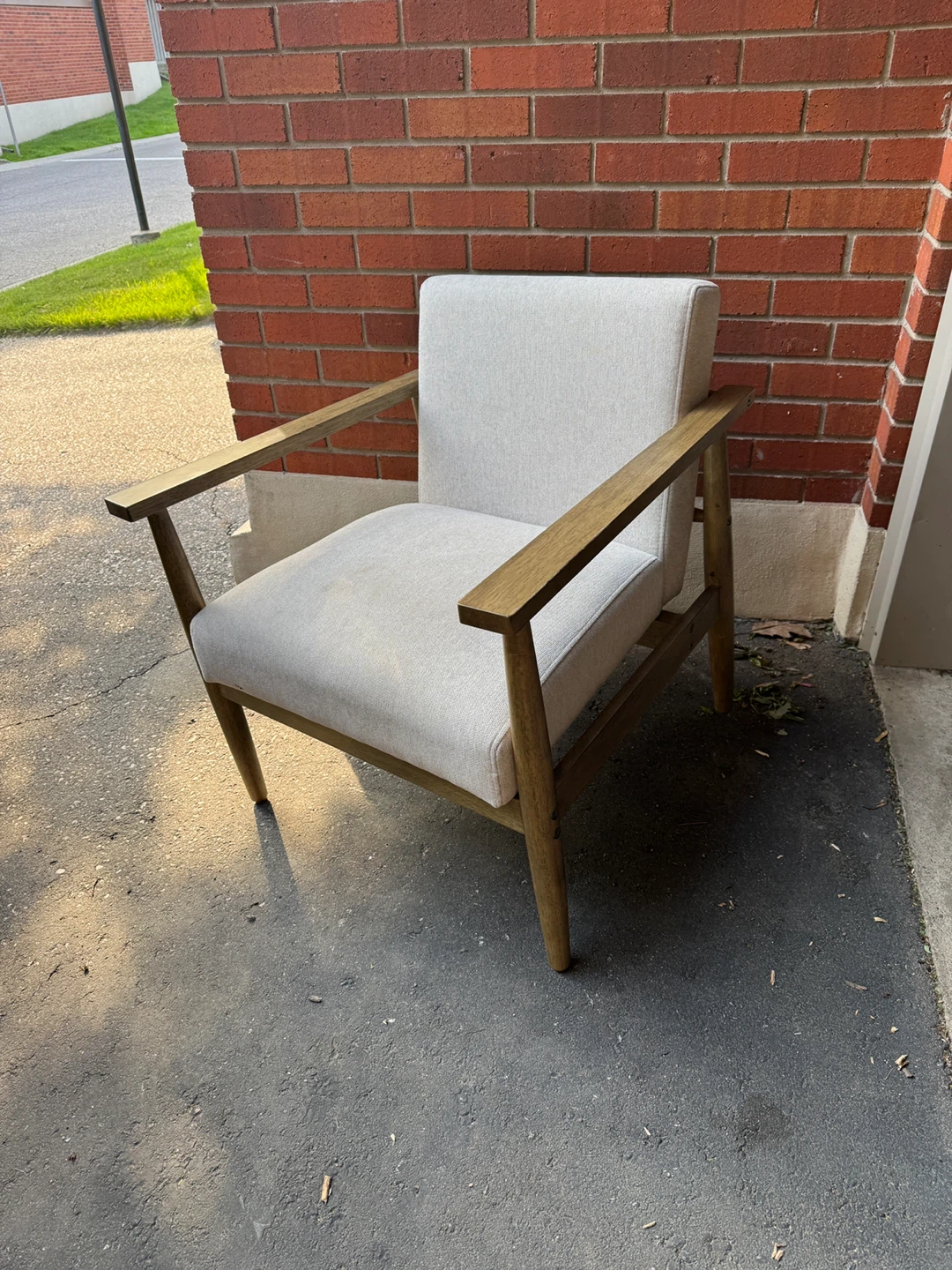 Modern Accent Chair – Like New – Designer Look / Good price