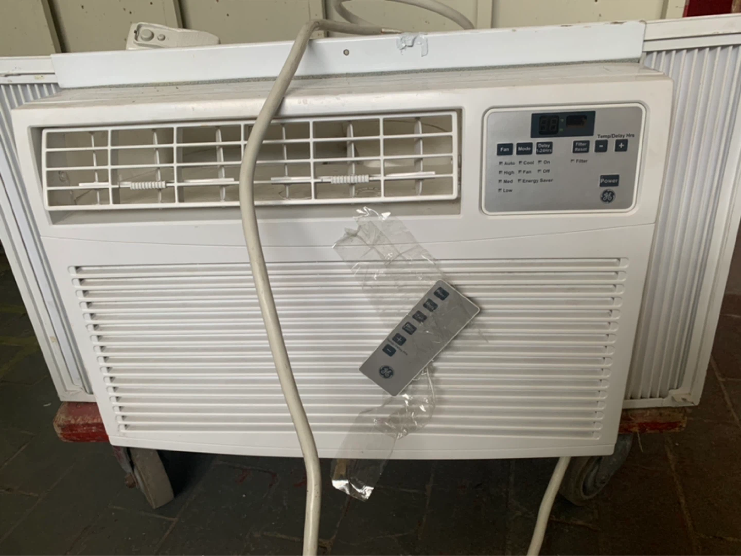 GE Window Air Conditioner with Remote - photo 2