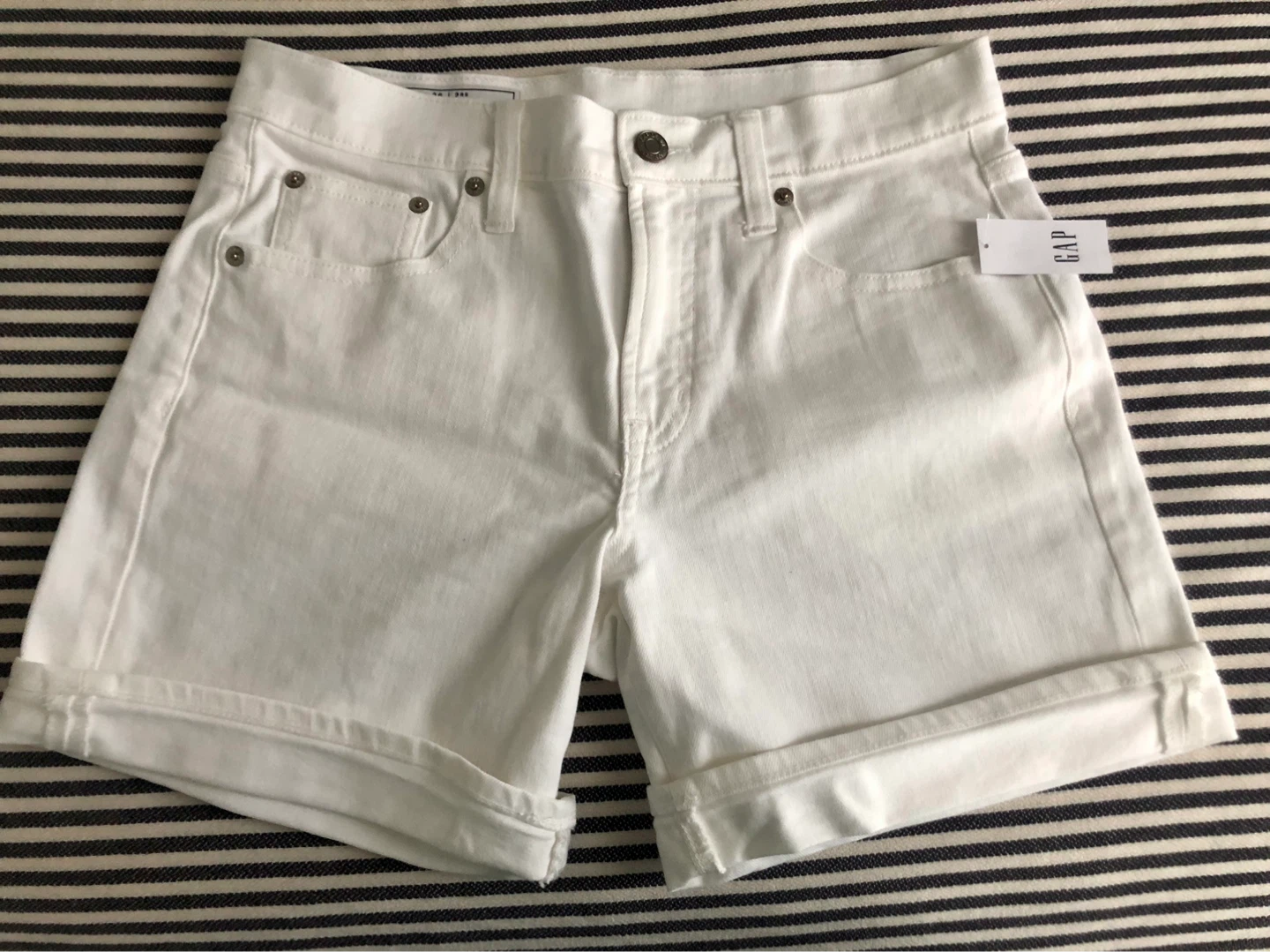 BNWT Gap White Shorts-Size 2 (26”)
