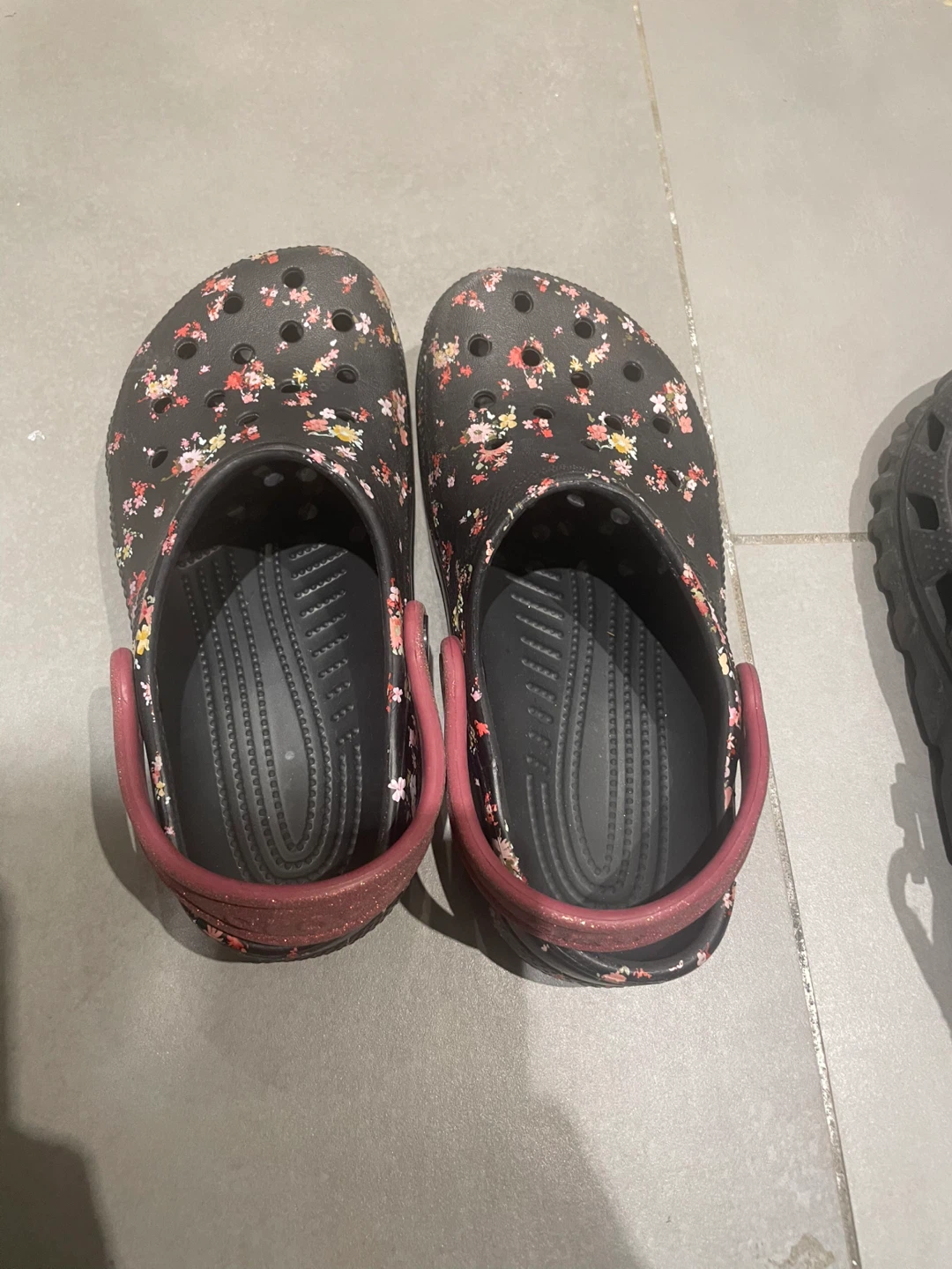 Crocs Clogs - Black Floral Print - photo 3