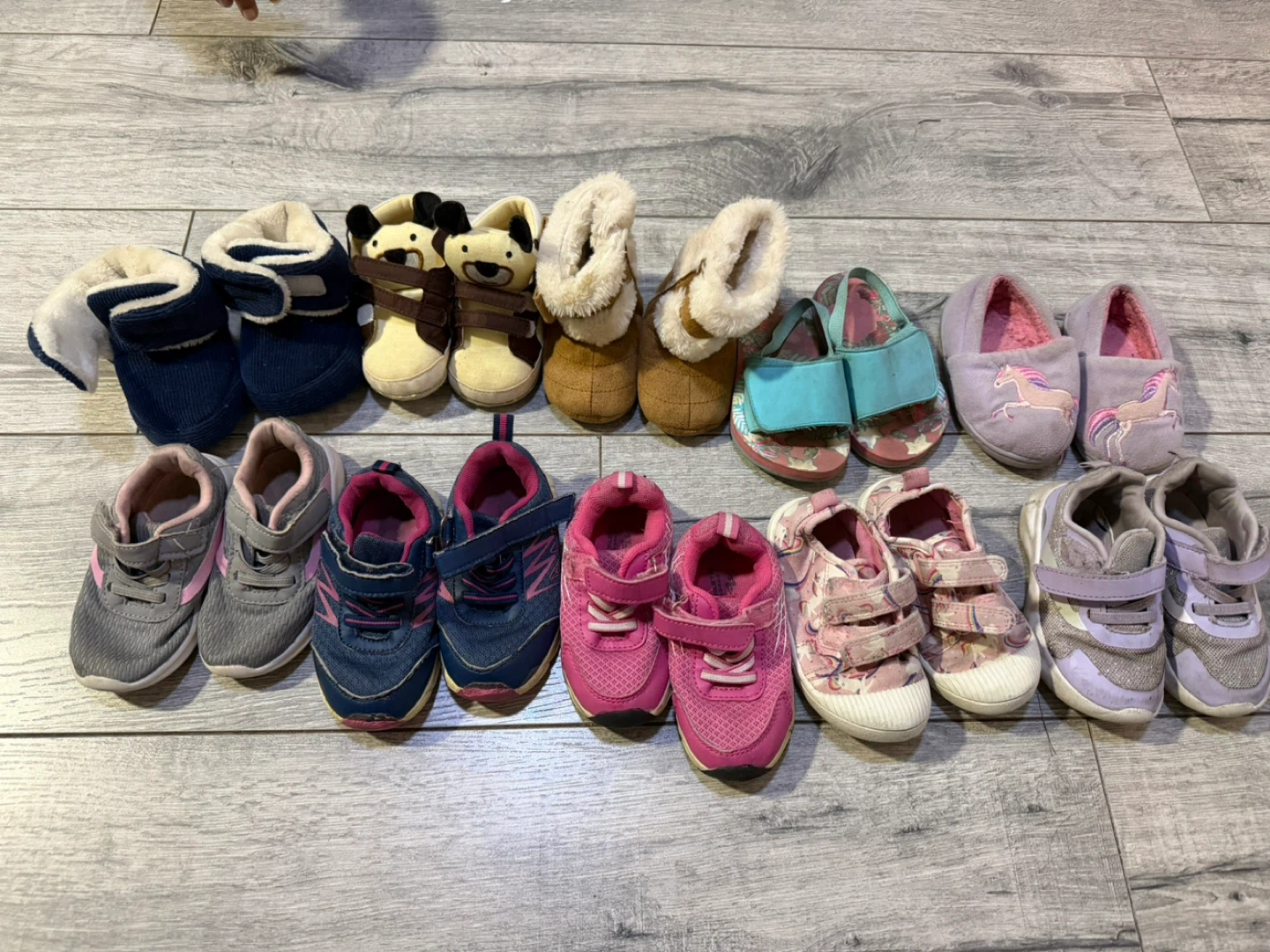 Bundle of assorted kids' shoes