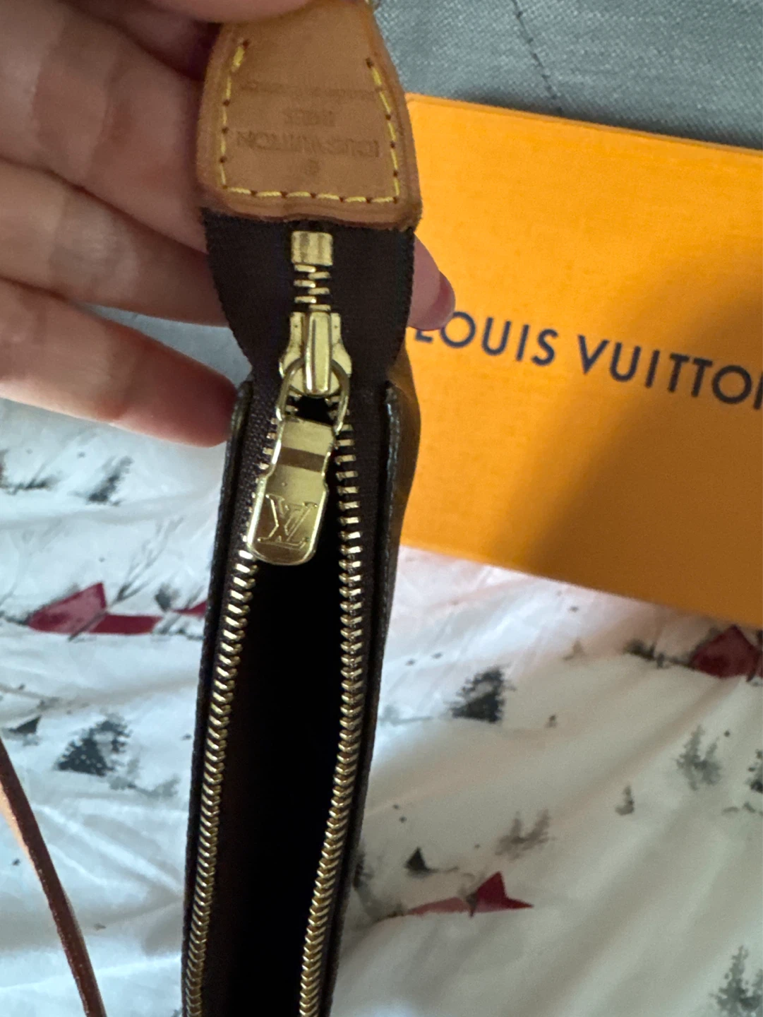 Louis Vuitton Monogram Pouch Authentic - photo 2
