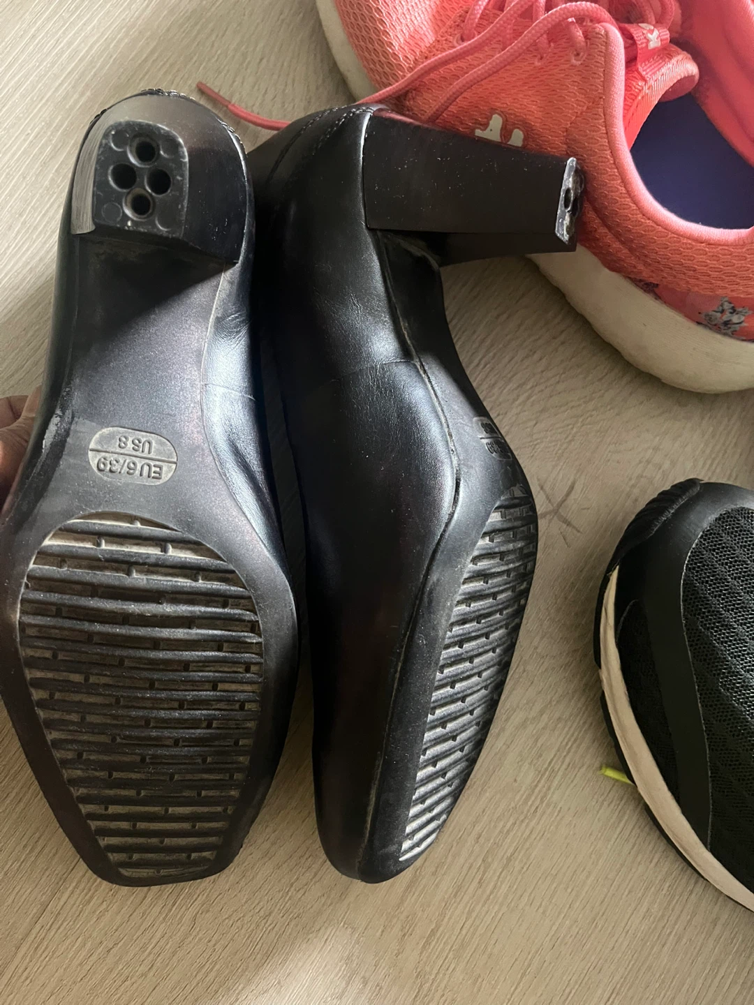 Women's Black Leather Heels Size 8 - photo 2