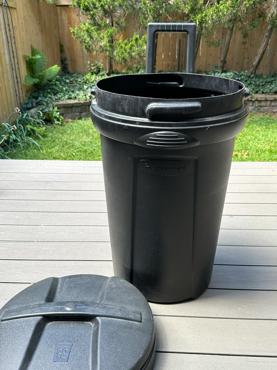 Rubbermaid Roughneck 20 Gallon Wheeled Trash Can with Lid - photo 4