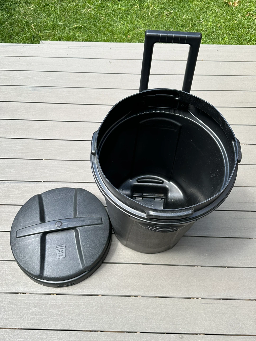 Rubbermaid Roughneck 20 Gallon Wheeled Trash Can with Lid - photo 3