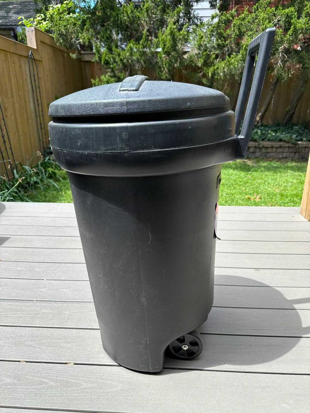 Rubbermaid Roughneck 20 Gallon Wheeled Trash Can with Lid