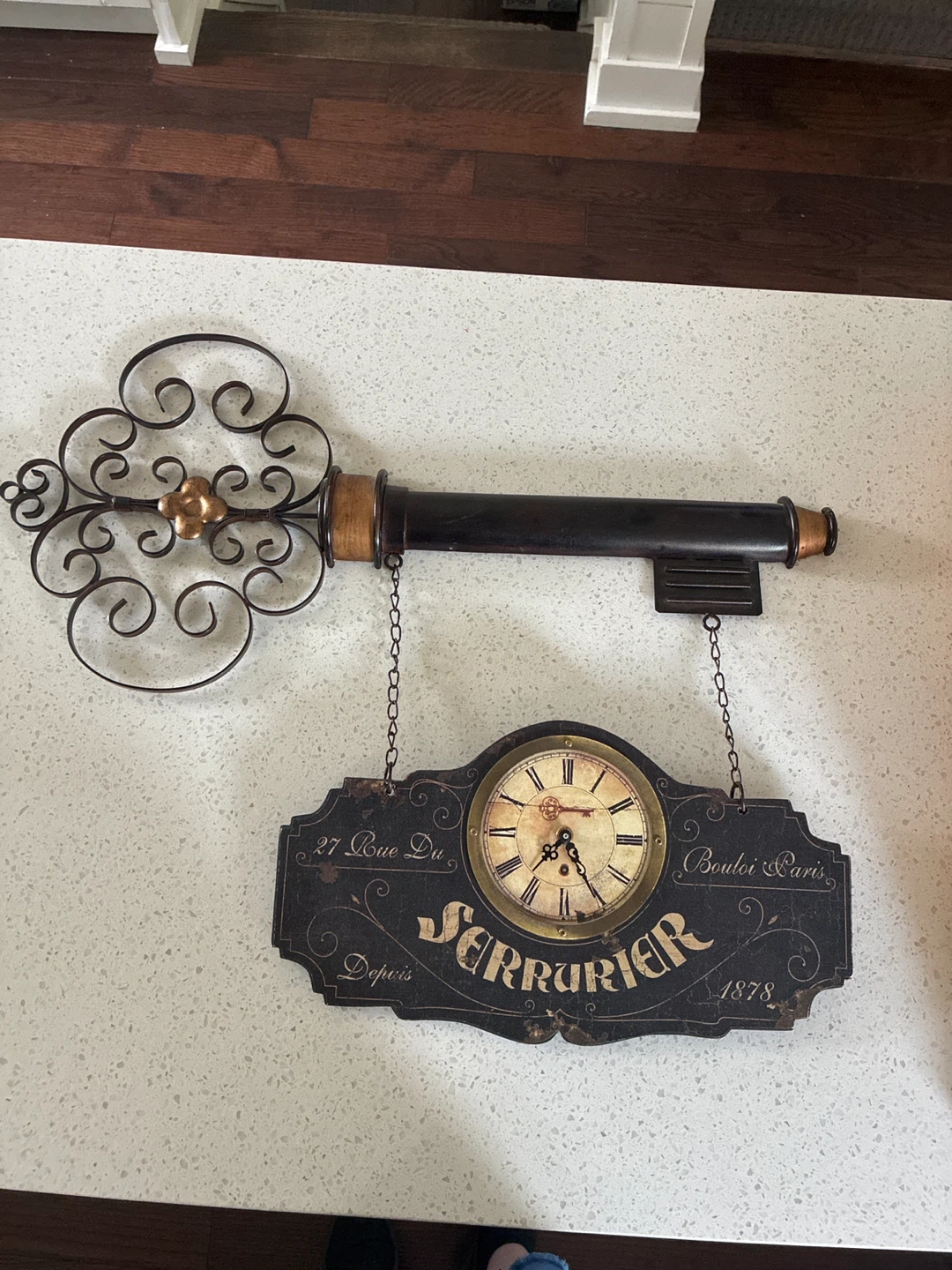 Decorative Key Clock with Parisian "Serrurier" Design