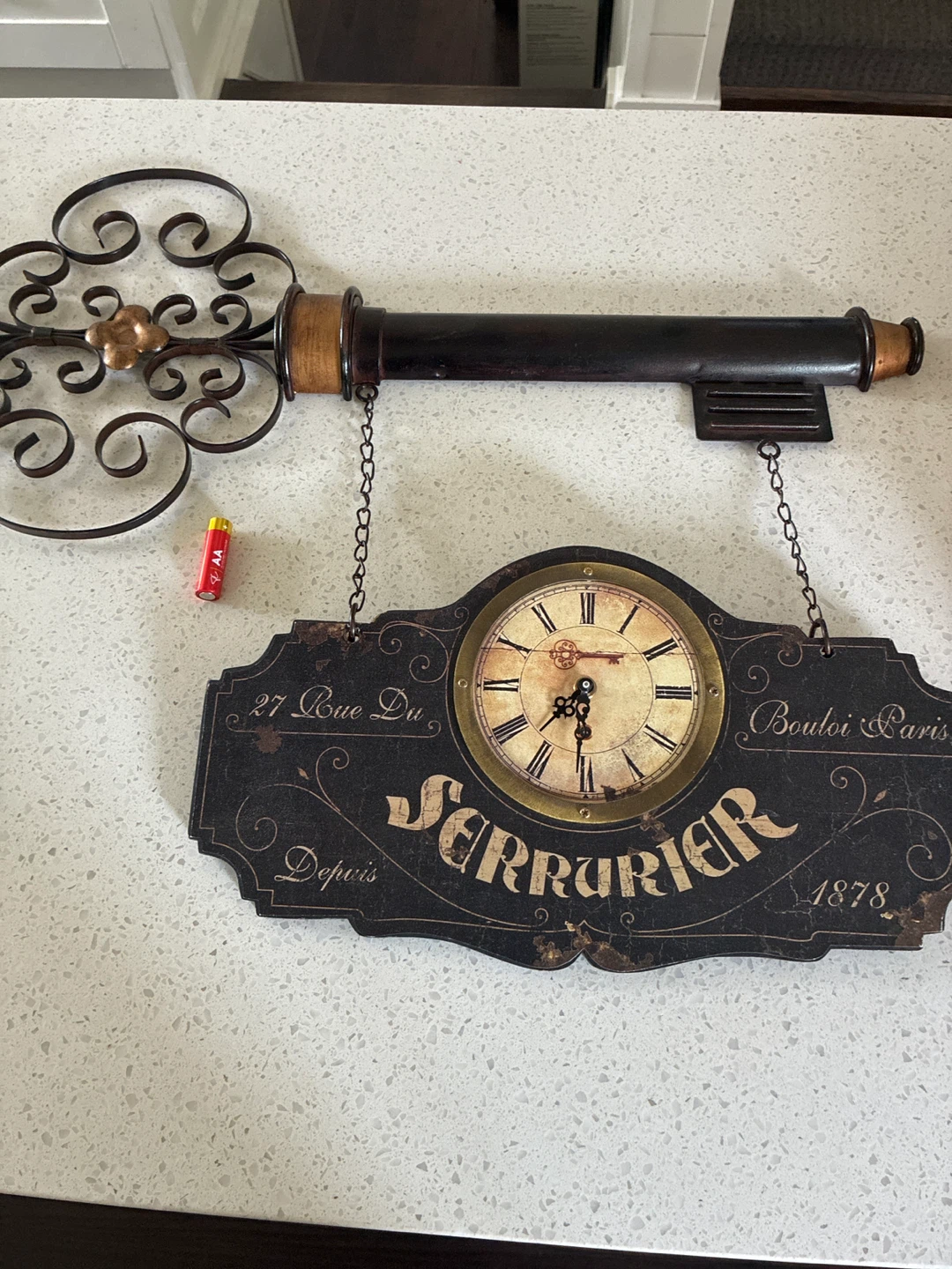 Decorative Key Clock with Parisian "Serrurier" Design - photo 2