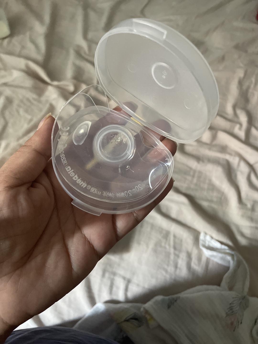 Medela Contact Nipple Shields Size M (20mm) - Set of 2 - photo 2