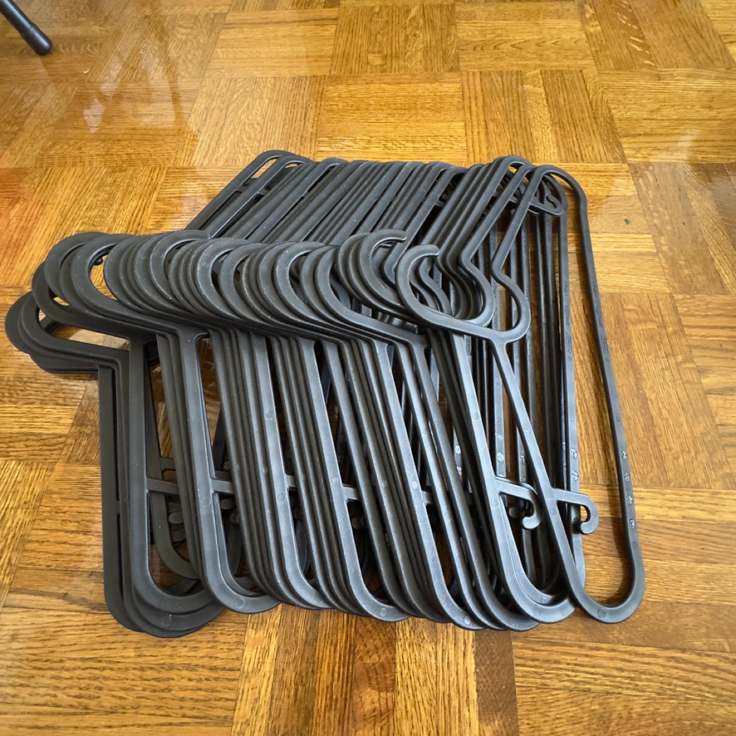 Lot of 20 Dark Grey Plastic Clothes Hangers - photo 3