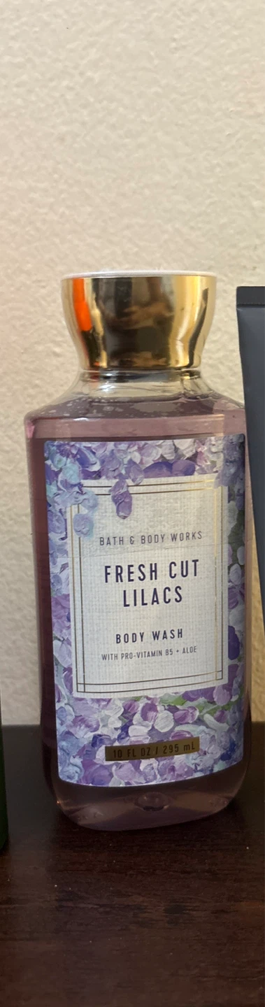 NEW-Bath & Body Works Fresh Cut Lilacs Body Wash 10 oz