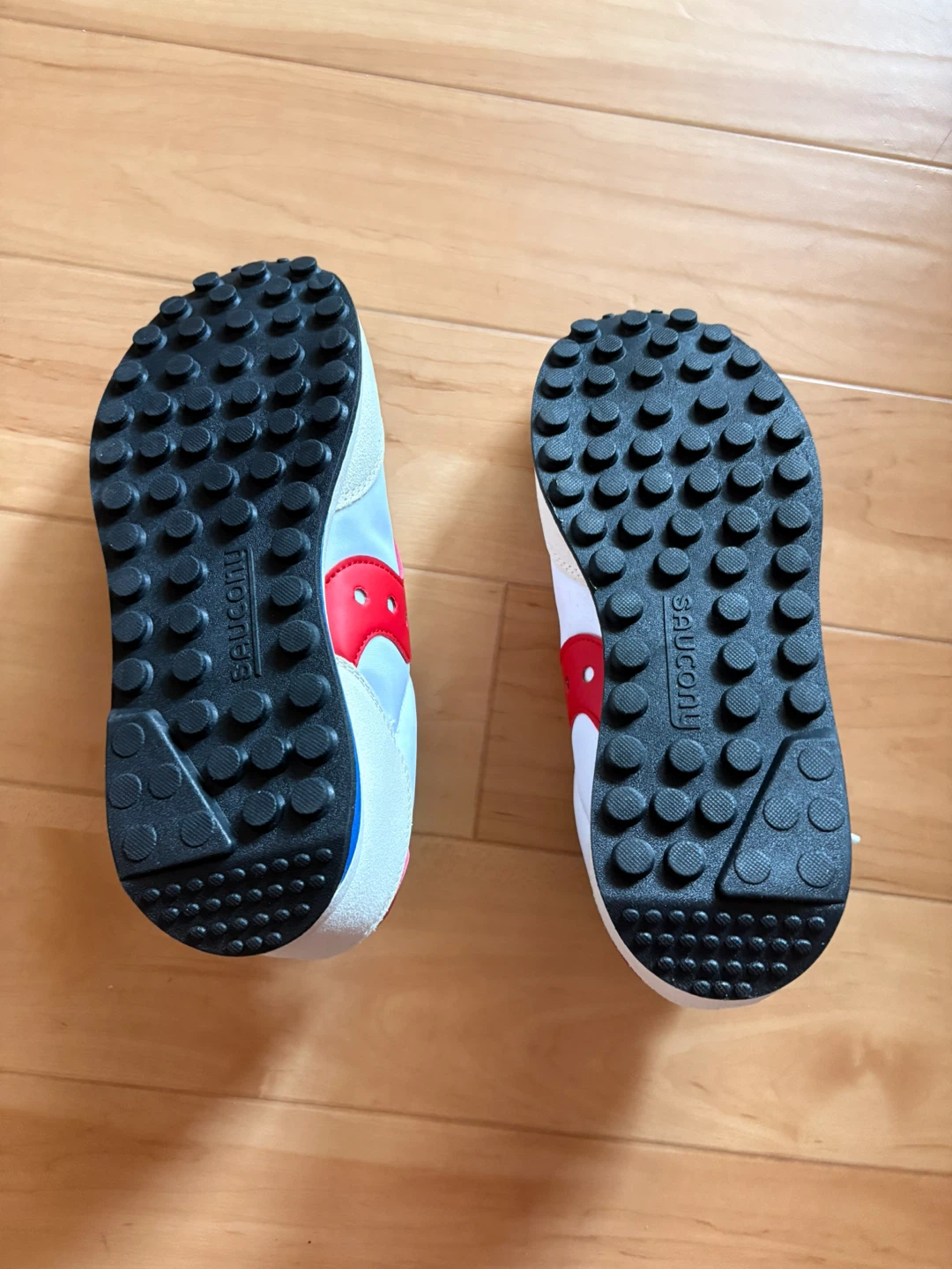 Saucony White and Red Sneakers - photo 3