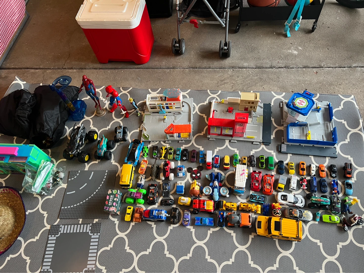 Huge Moving / Garage Sale in Arlington Heights! 📦✈️ - photo 4