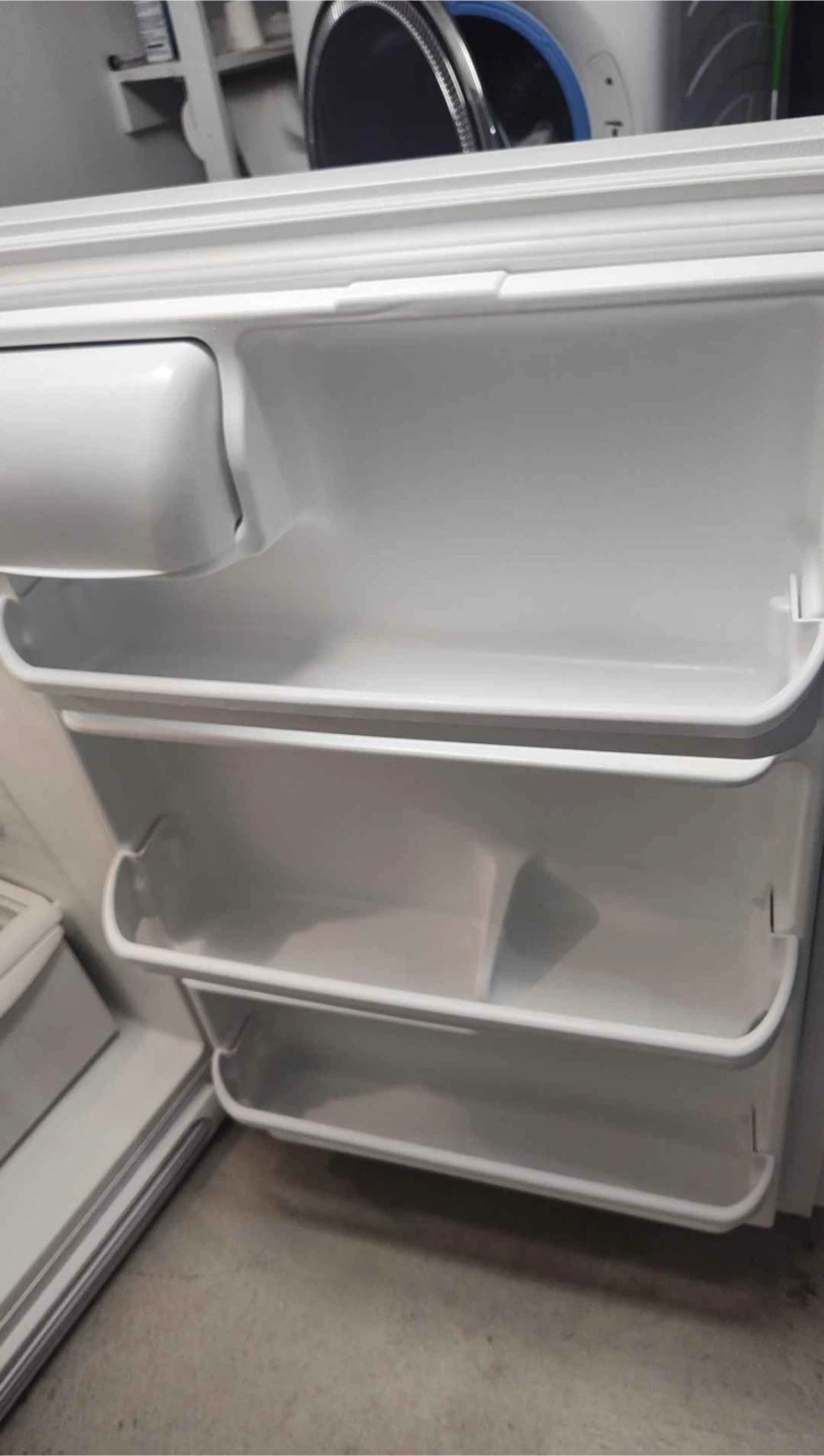 Frigidaire white top freezer refrigerator - photo 3
