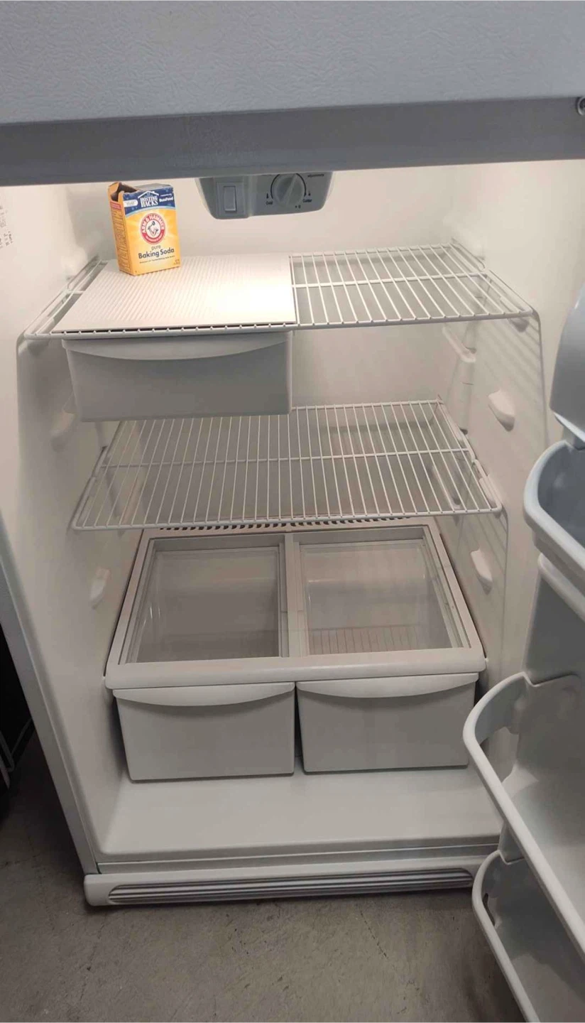 Frigidaire white top freezer refrigerator - photo 2