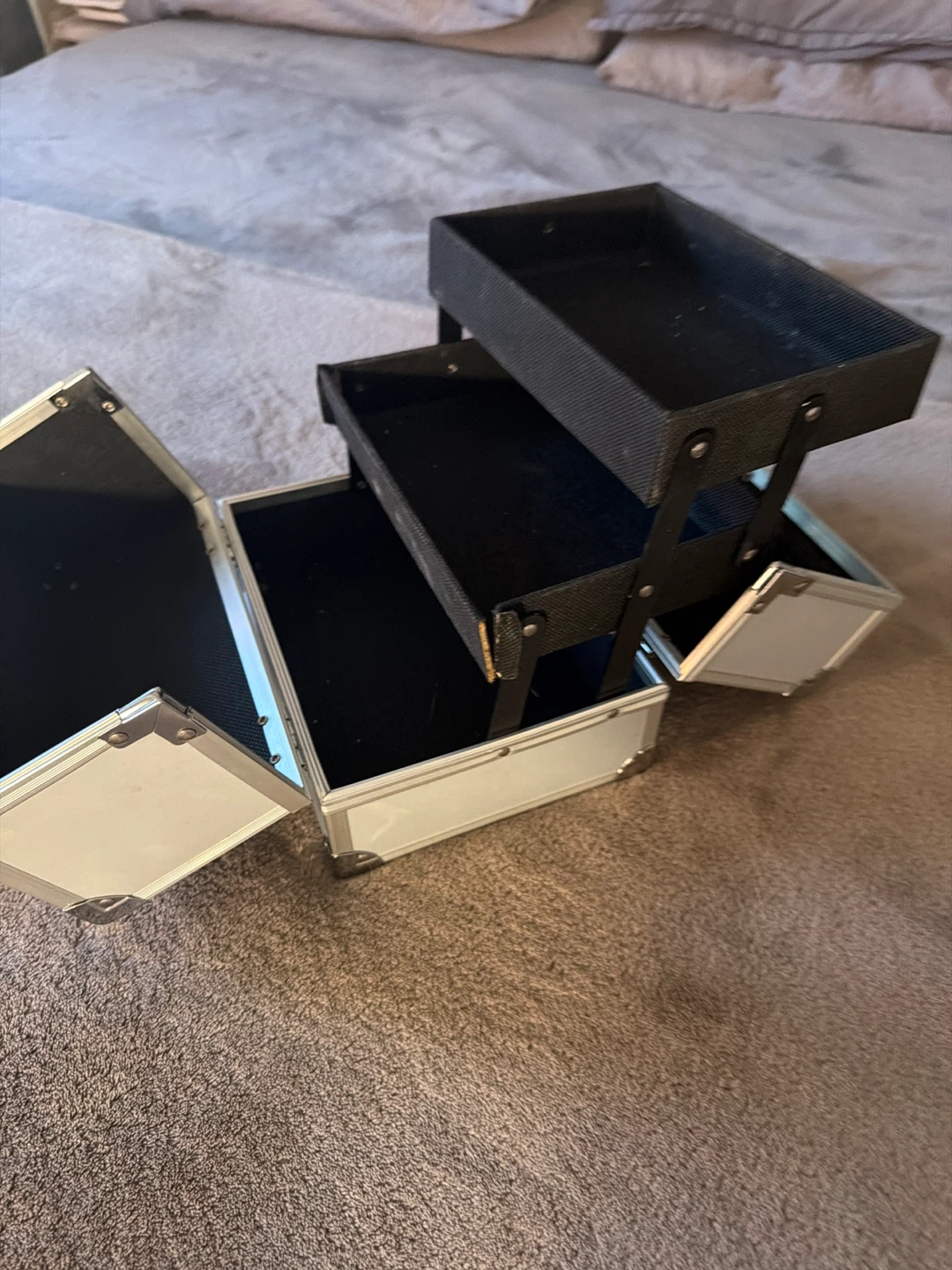 Silver train case with multiple compartments - photo 2