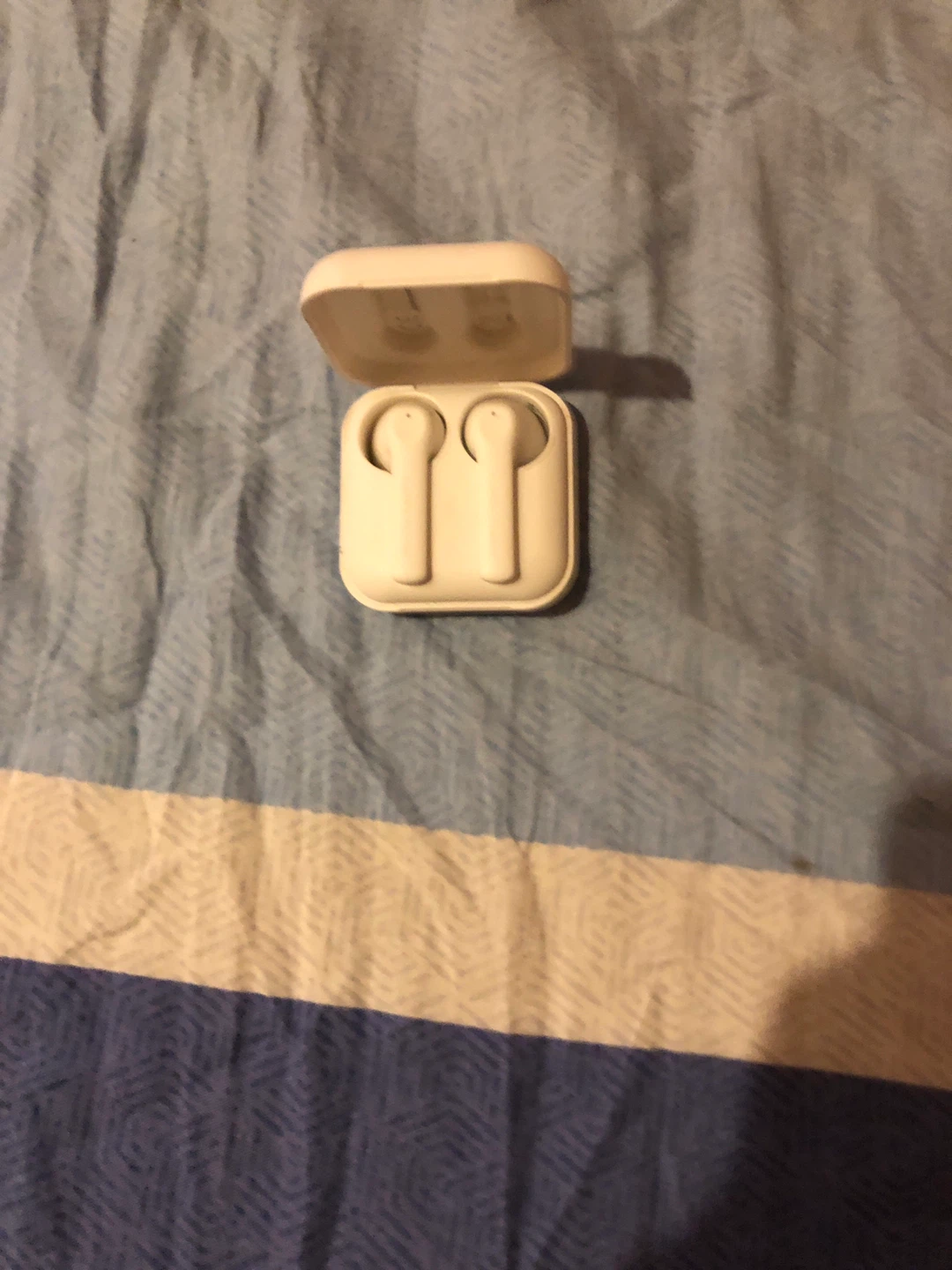 White Charging Case for Wireless Earbuds