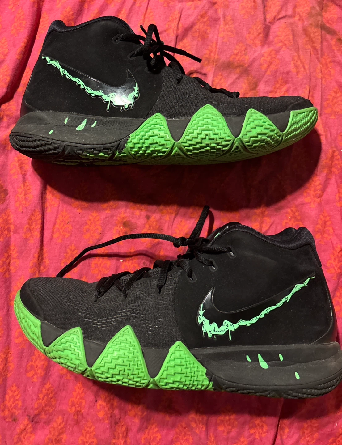 Top quality Nike Kyrie 4 Sneakers (size 10)