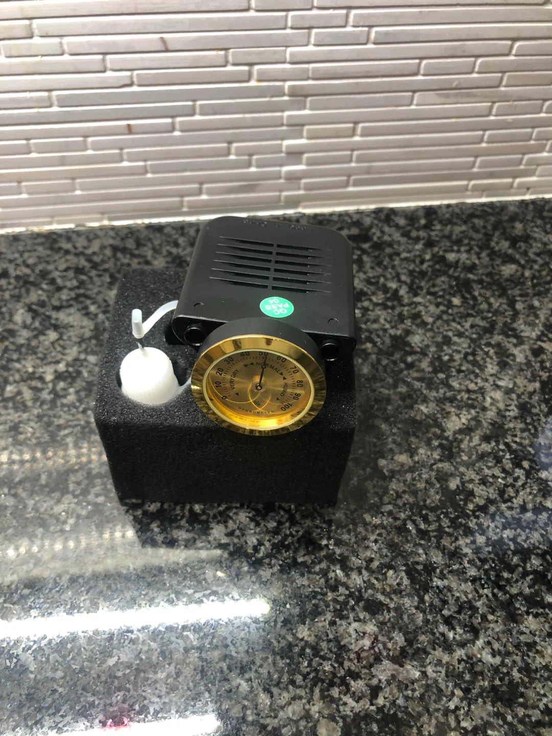 Guitto GHD-01 Guitar Humidifier with Hygrometer - photo 2