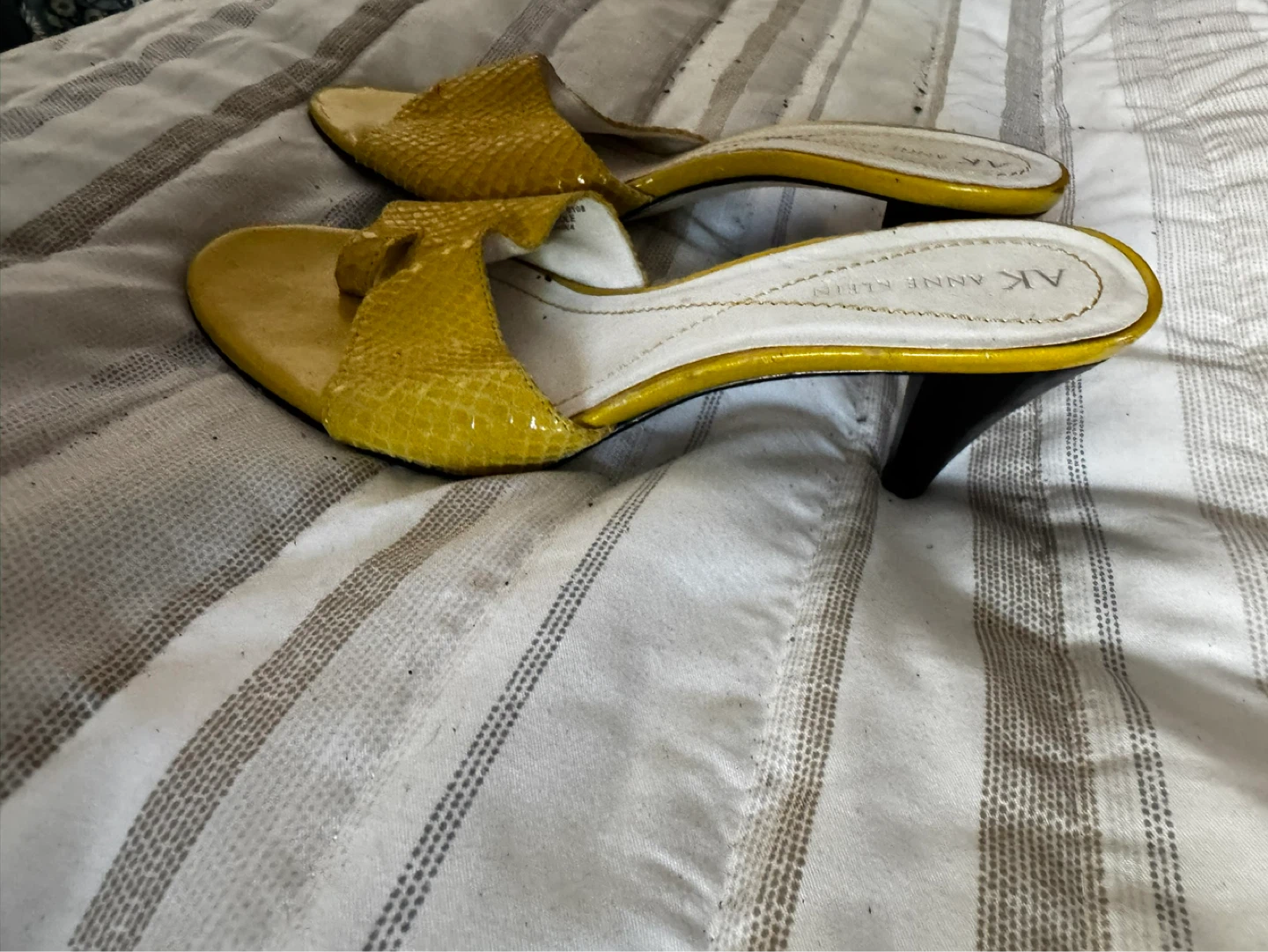 Anne Klein Yellow Slides Women's Size 6M - photo 2