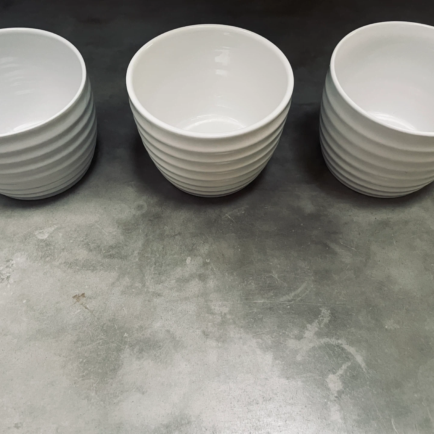 Set of 3 White Ceramic Planters - photo 3