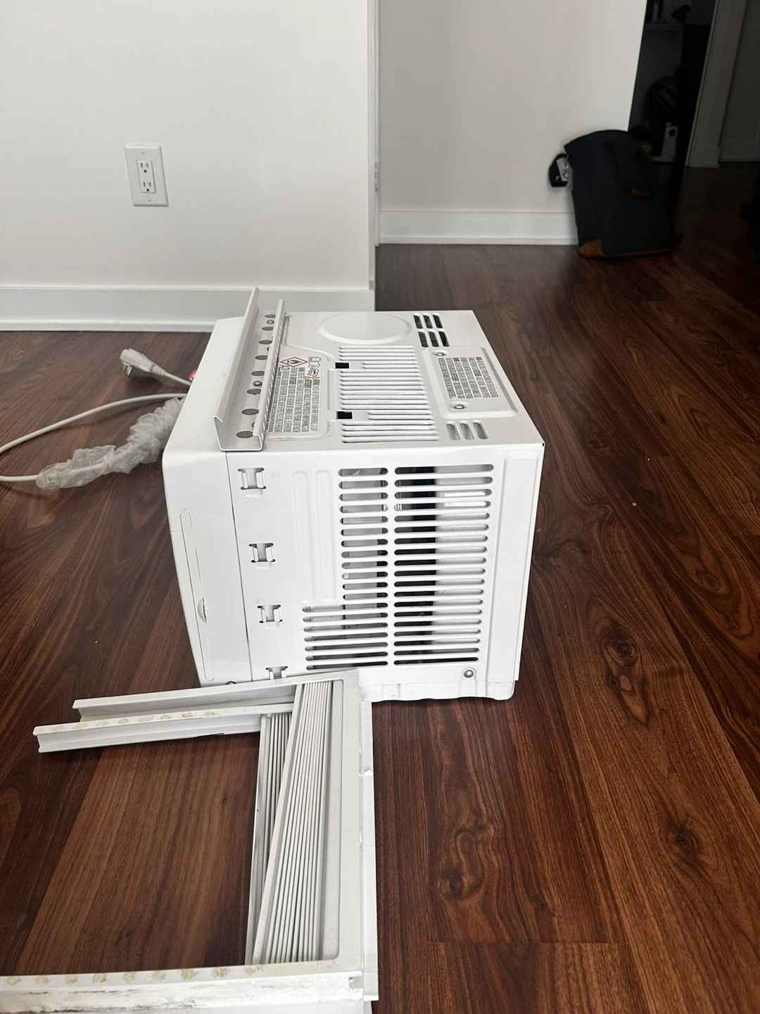 Midea Window Air Conditioner - photo 3