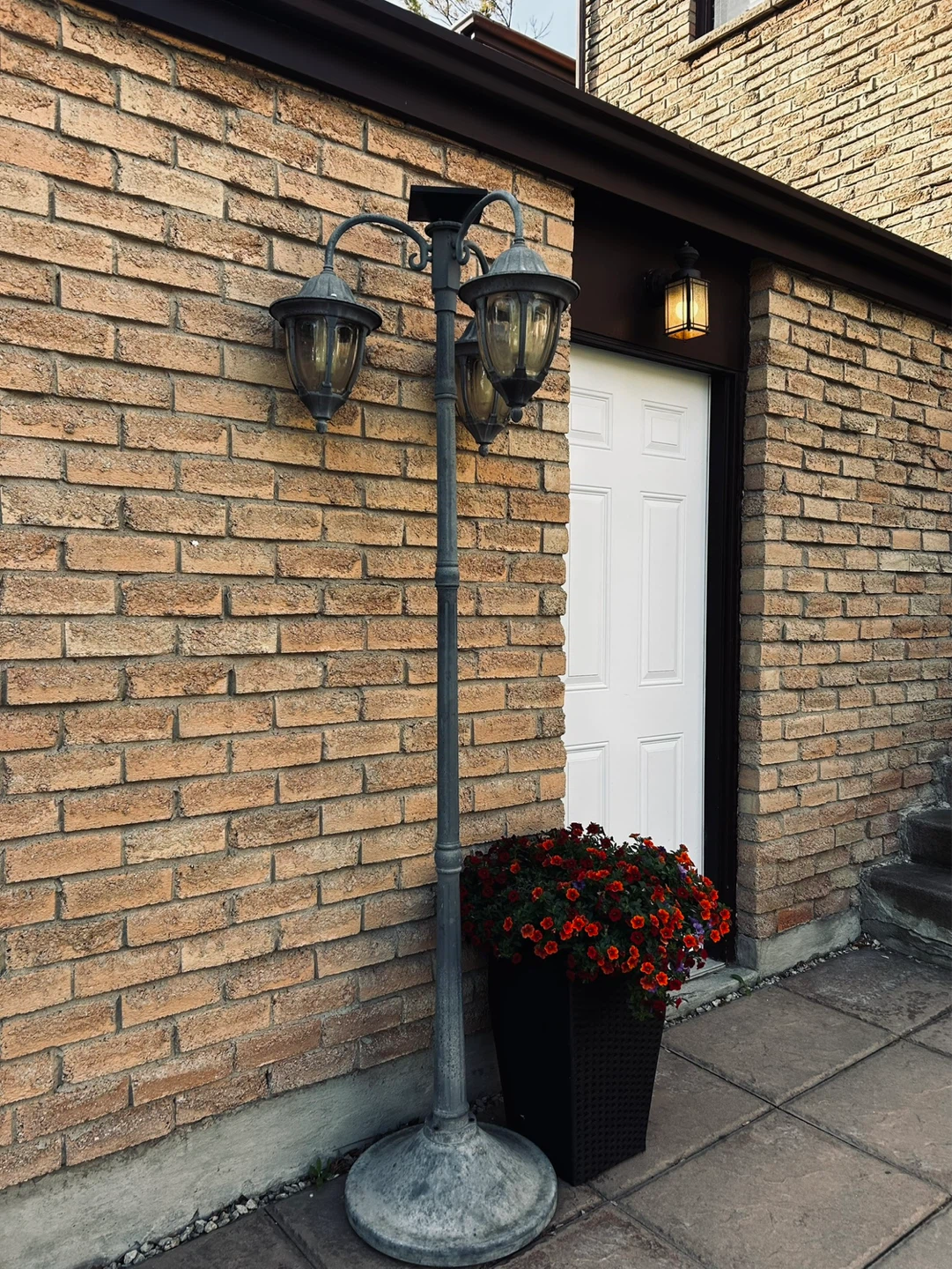 Outdoor solar lamp post with 3 lights