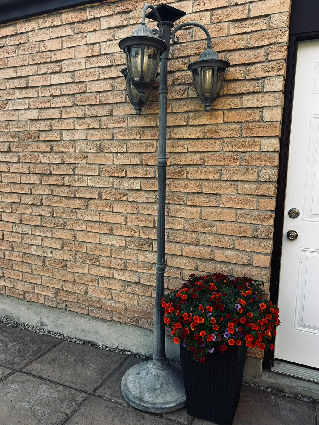 Outdoor solar lamp post with 3 lights - photo 3
