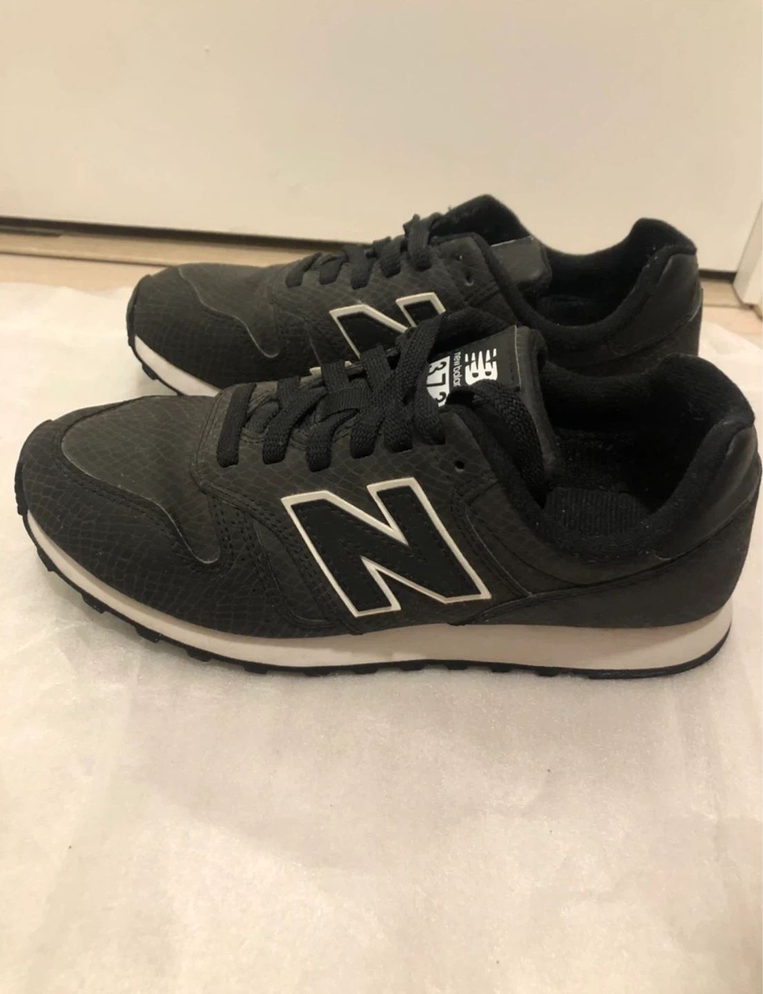 New Balance Leather Sneakers-6.5 Women’s
