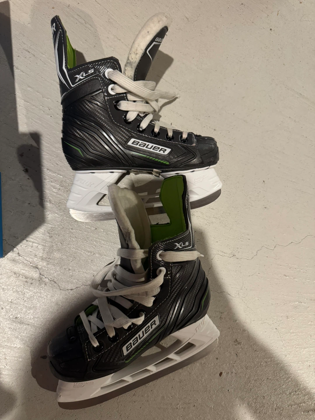 Bauer XLS Youth Hockey Skates Size 1.0 R