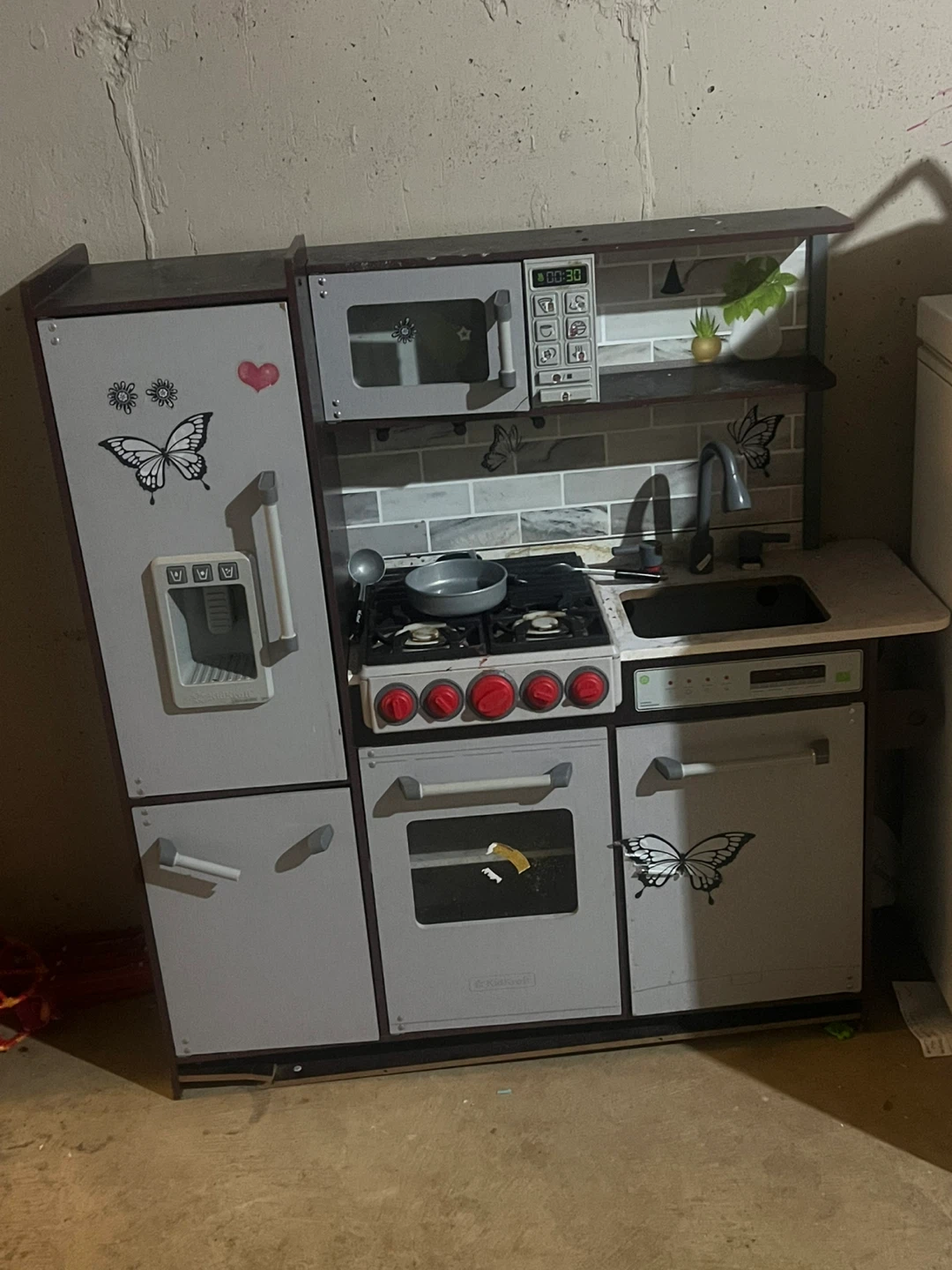 Kid's Play Kitchen