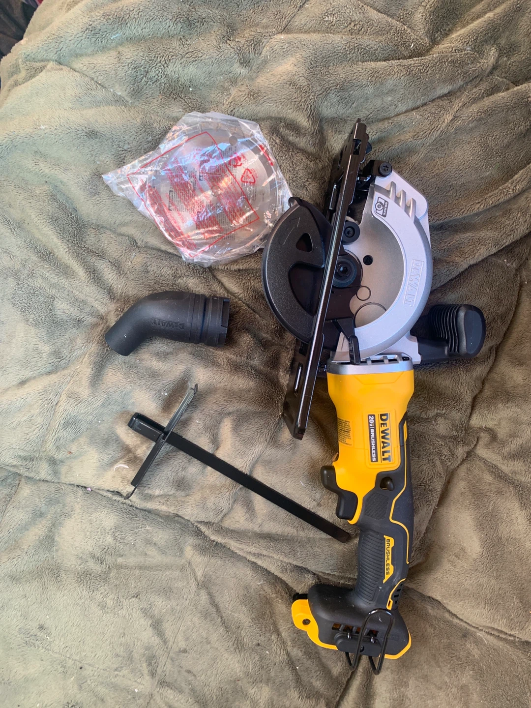 DEWALT ATOMIC COMPACT SERIES 20V MAX Circular Saw DCS571