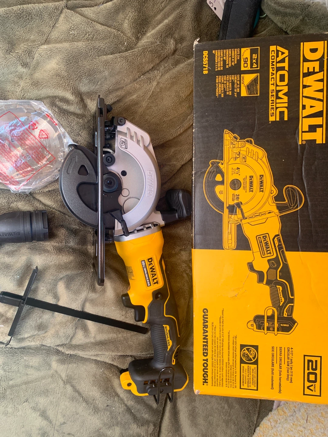DEWALT ATOMIC COMPACT SERIES 20V MAX Circular Saw DCS571 - photo 2