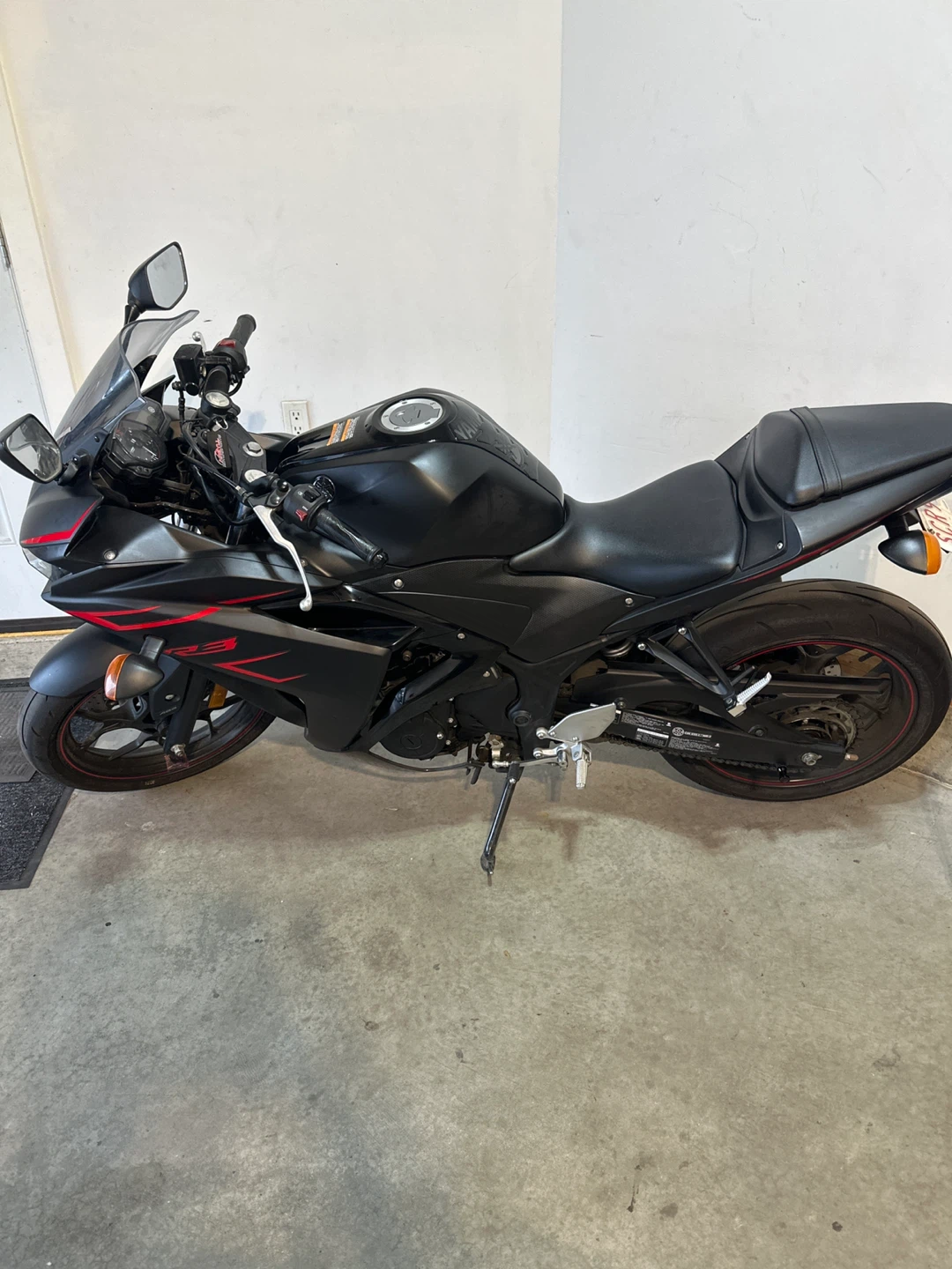 Yamaha R3 Motorcycle - photo 3