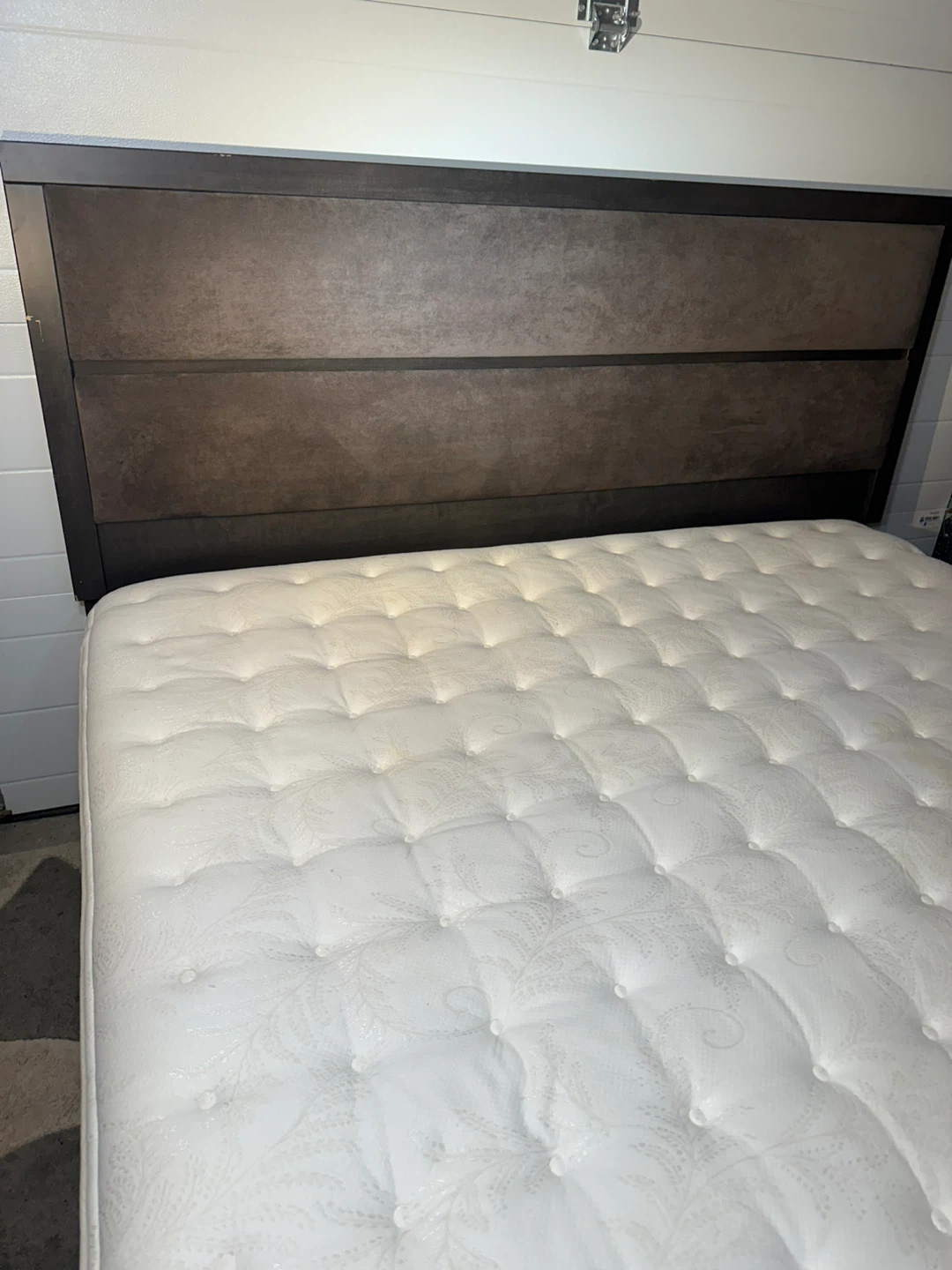 King Mattress & Headboard Complete Set – Excellent Condition! - photo 5