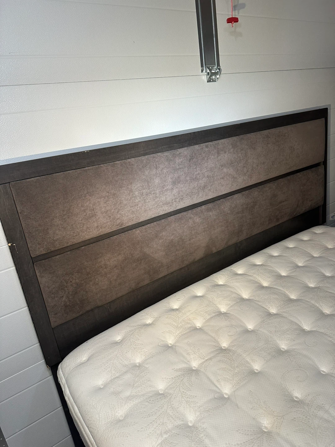 King Mattress & Headboard Complete Set – Excellent Condition! - photo 4