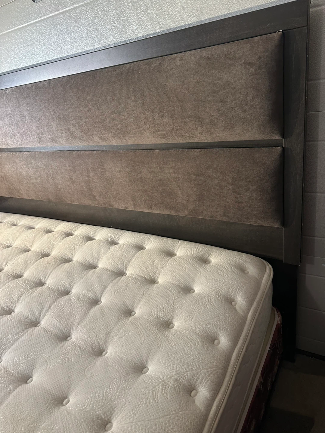 King Mattress & Headboard Complete Set – Excellent Condition! - photo 2
