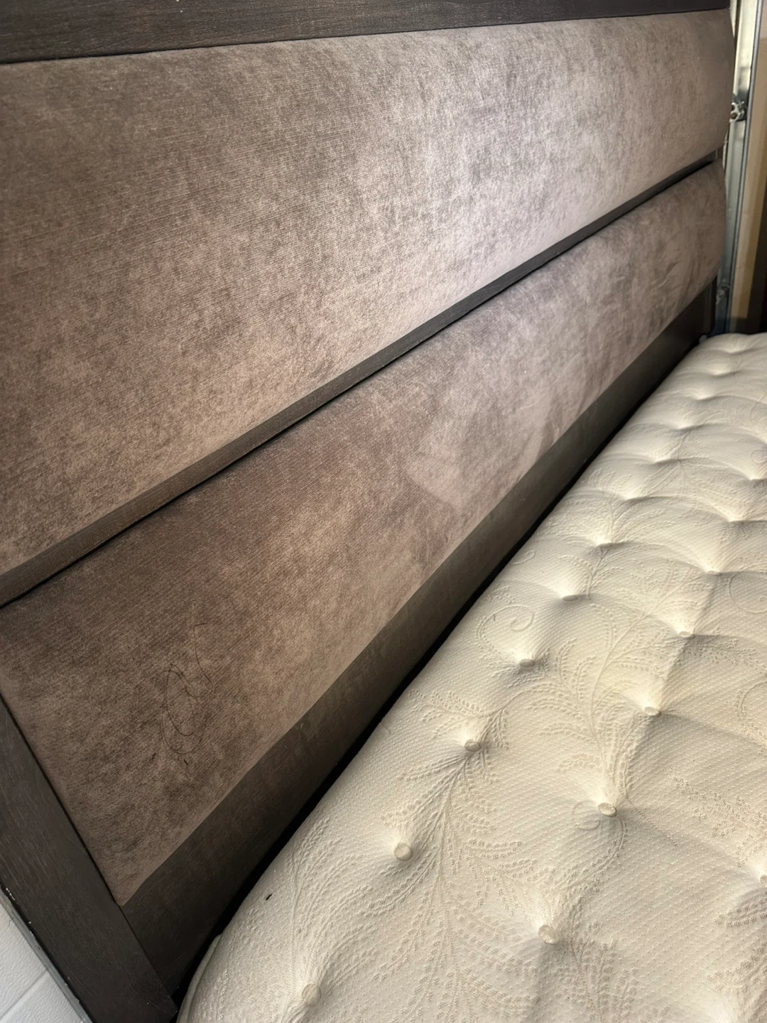 King Mattress & Headboard Complete Set – Excellent Condition! - photo 3